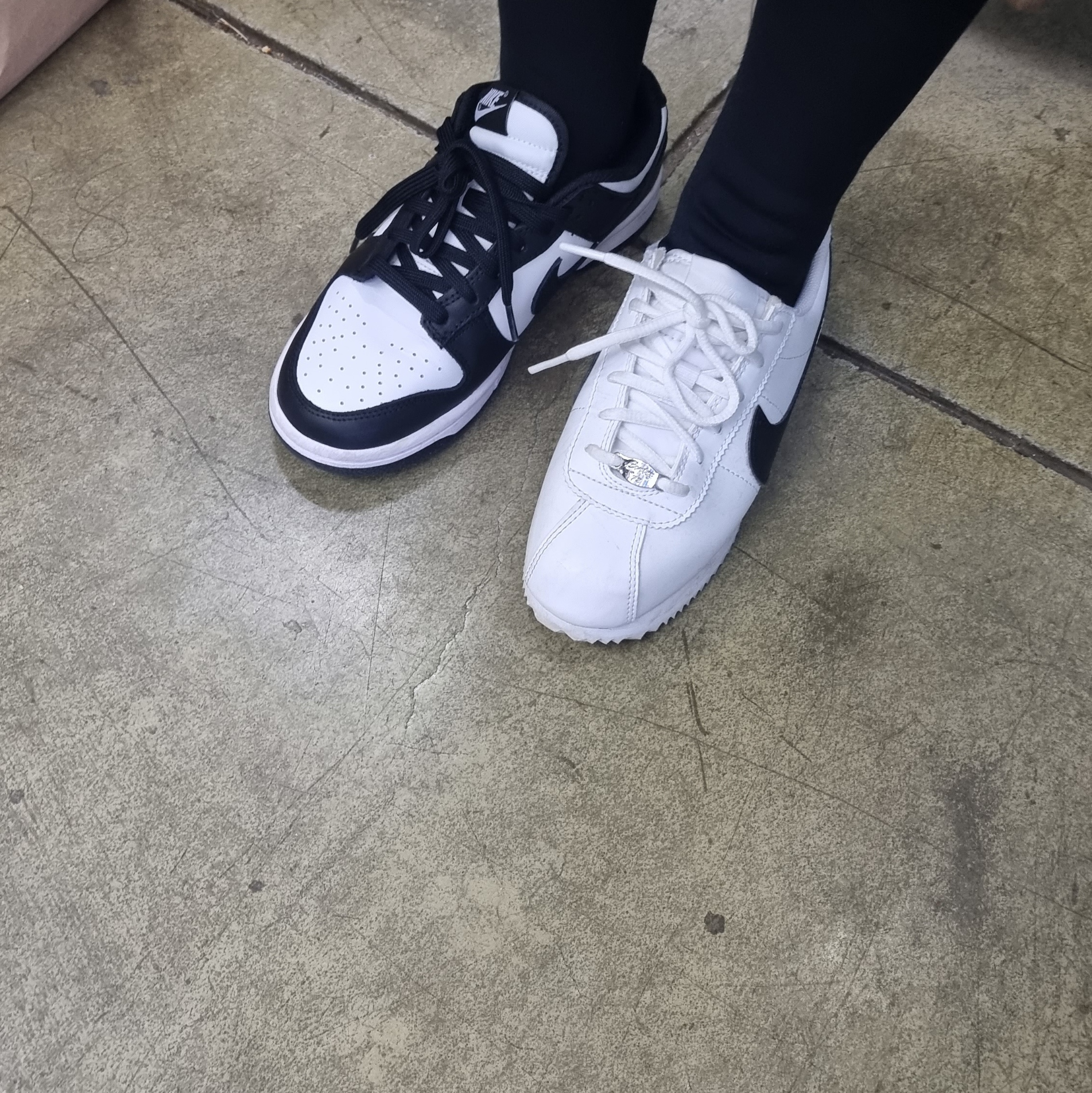 (W) Nike Dunk Low Black, (W) Nike Classic Cortez Leather White Black 착용 스타일