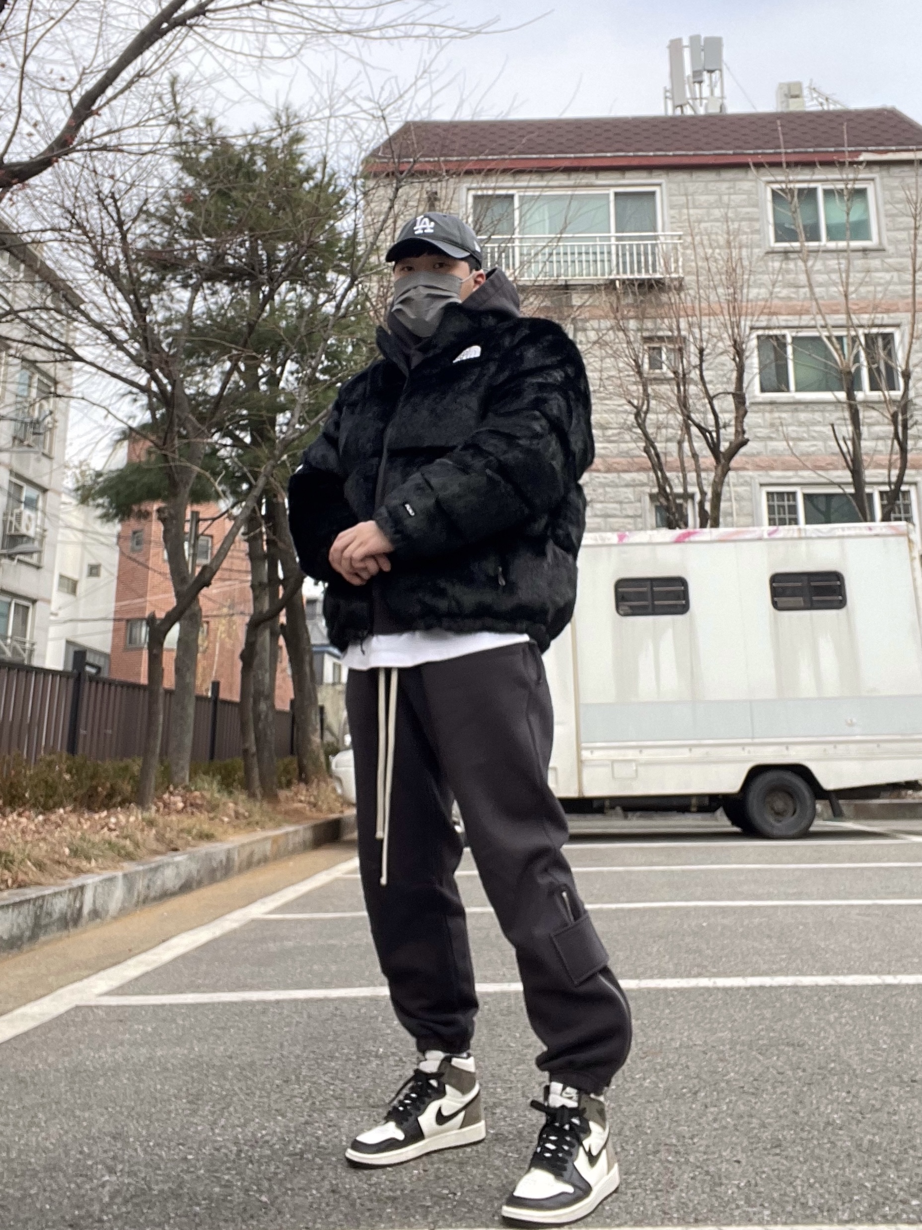 Supreme x The North Face Faux Fur Nuptse Jacket Black - 20FW, Jordan 1 Retro High OG Black Mocha 착용 스타일 - 2