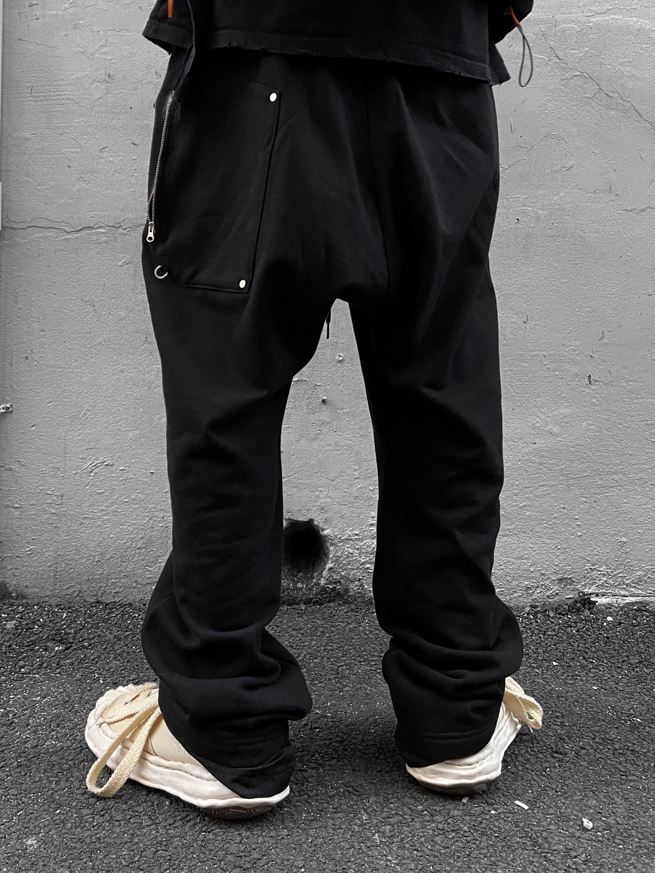 Maison Mihara Yasuhiro Blakey OG STC Sole Paper Like Leather Low-top Sneakers White 착용 스타일 - 2