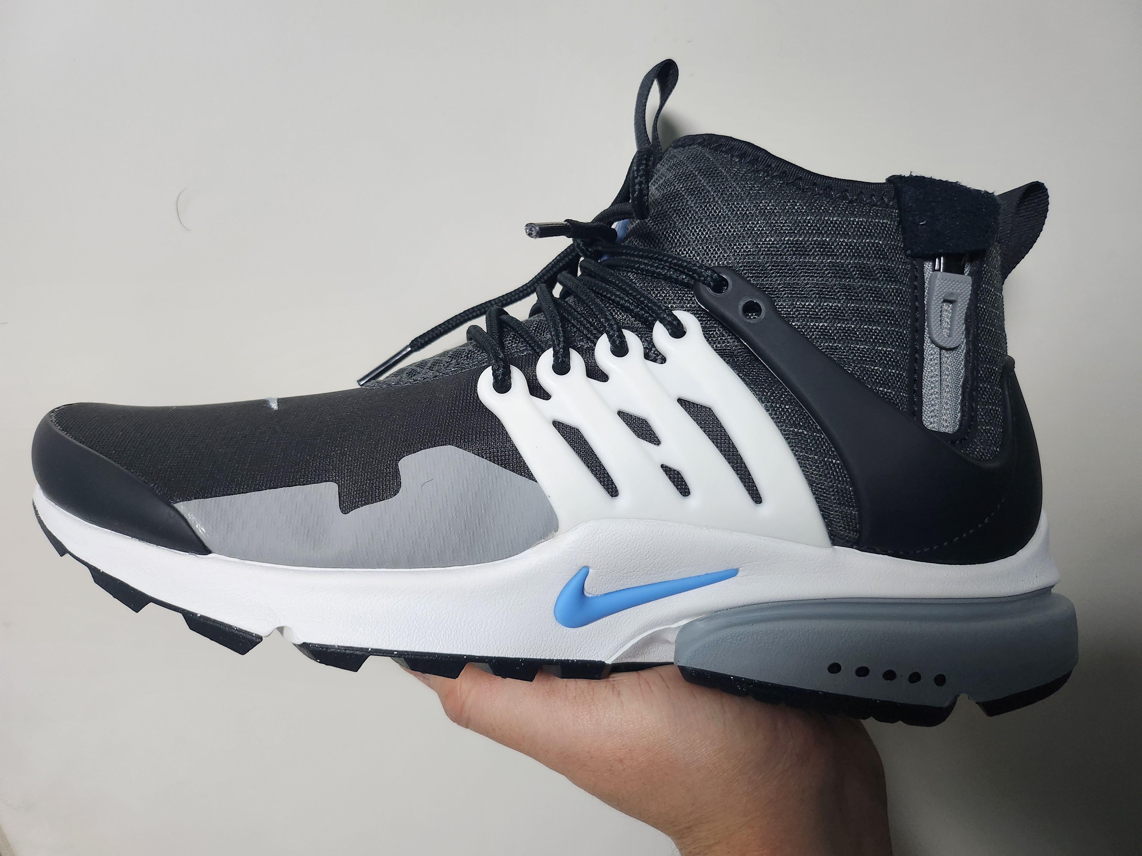 Nike Air Presto Mid Utility Black and University Blue 착용 스타일