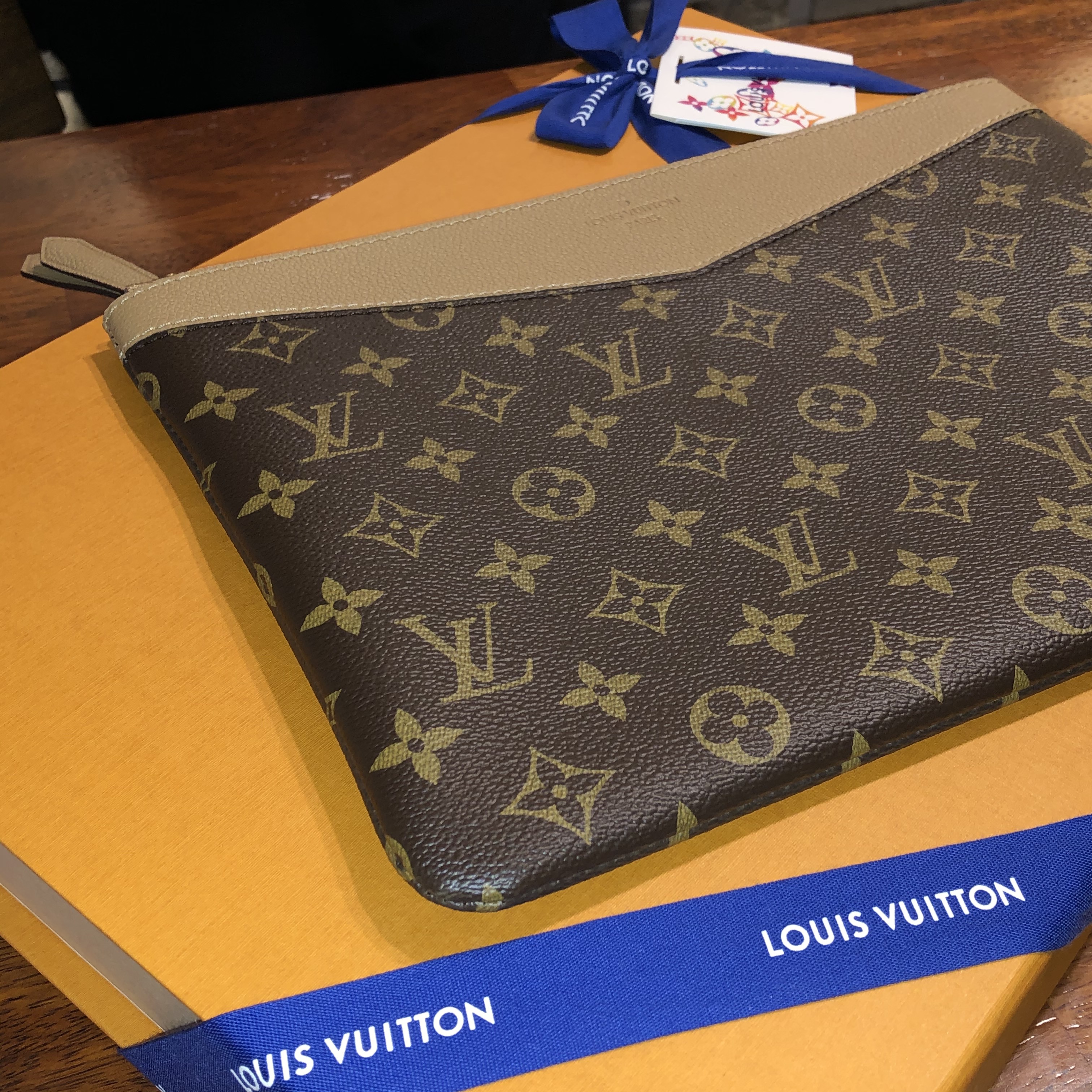 Louis Vuitton Daily Pouch Monogram Rose Powder 착용 스타일 - 1