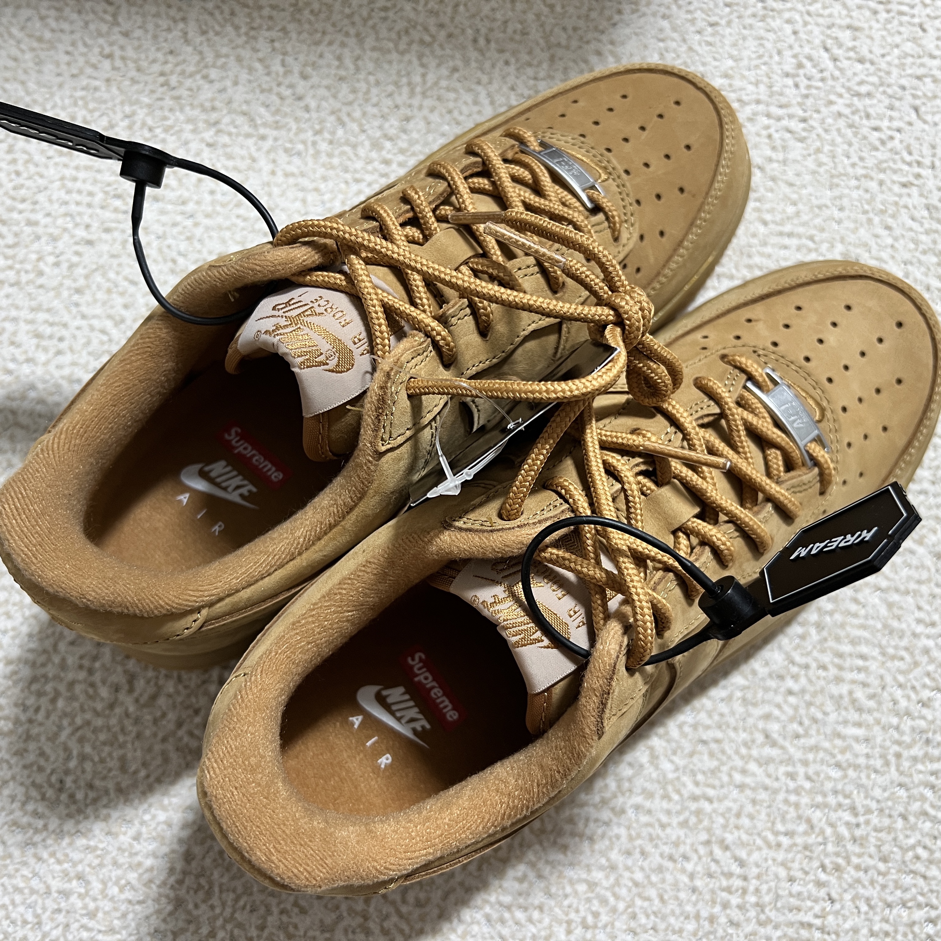 Nike x Supreme Air Force 1 Low Flax 착용 스타일 - 2
