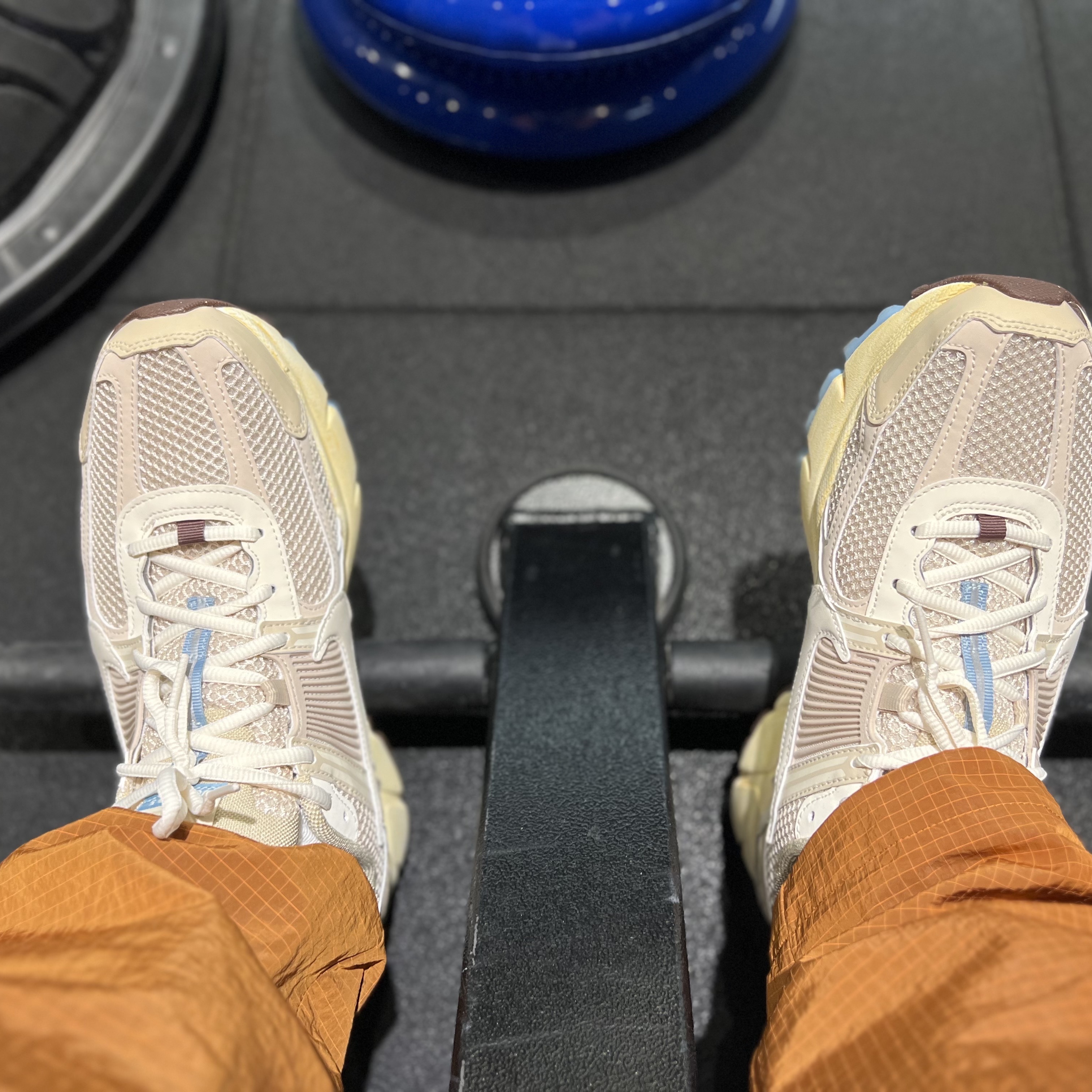 (W) Nike Zoom Vomero 5 Oatmeal 착용 스타일 - 1