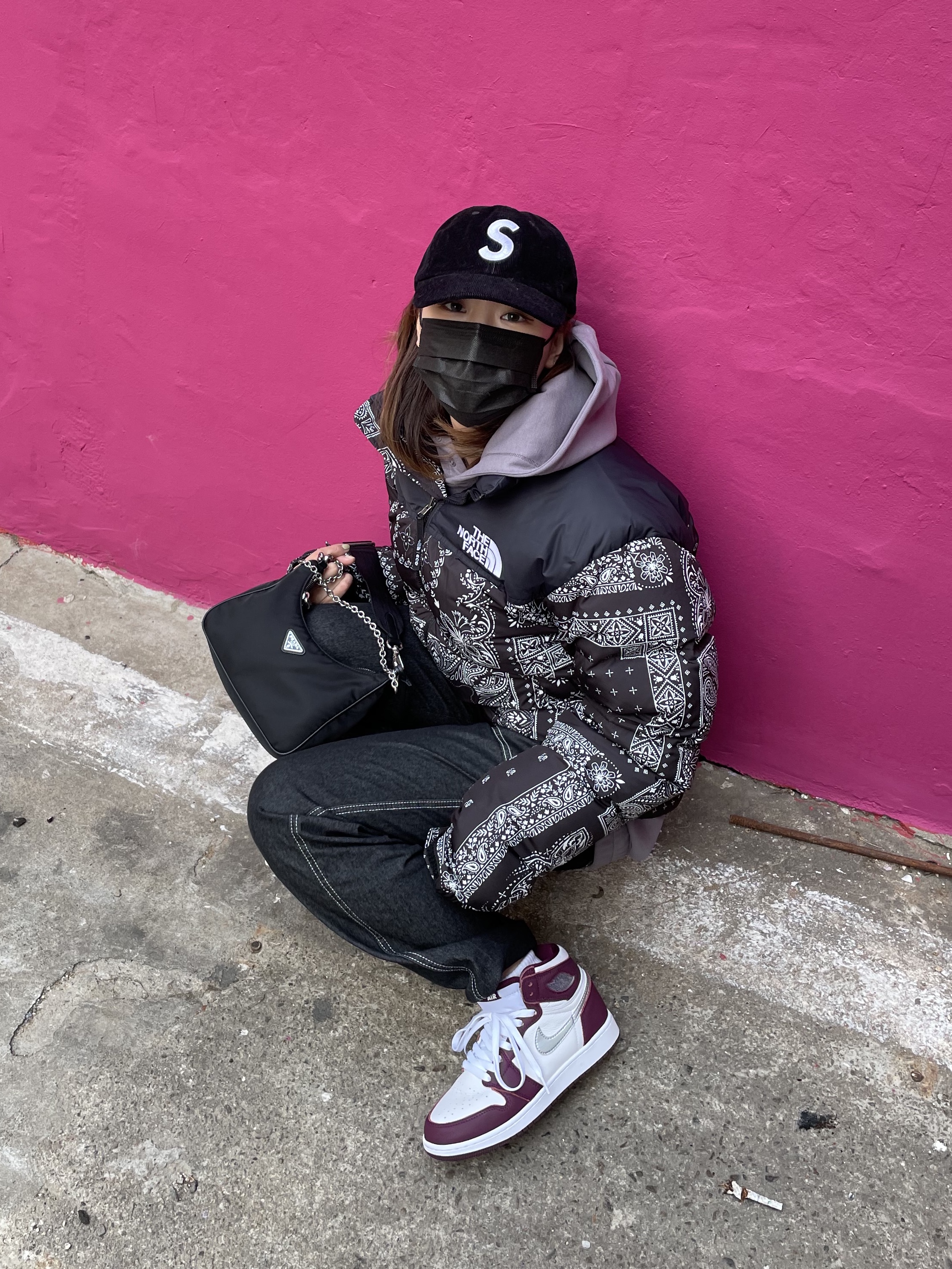 The North Face 1996 Novelty Nuptse Jacket Real Black - 21FW, Prada Re-Edition 2005 Re-Nylon Shoulder Bag Black 착용 스타일 - 3