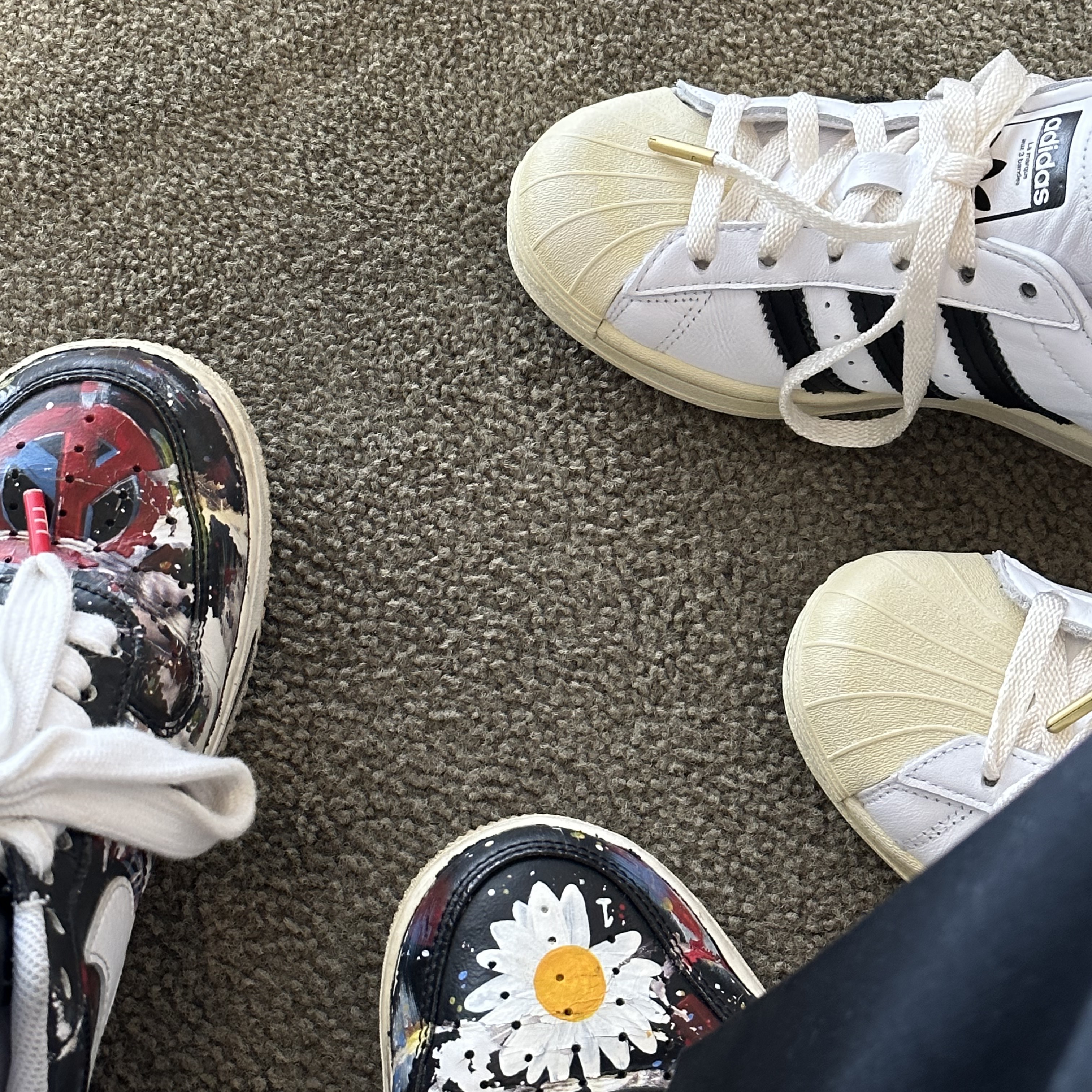 Nike x Peaceminusone Air Force 1 Low Para-Noise, Adidas Superstar Premium White Black 착용 스타일