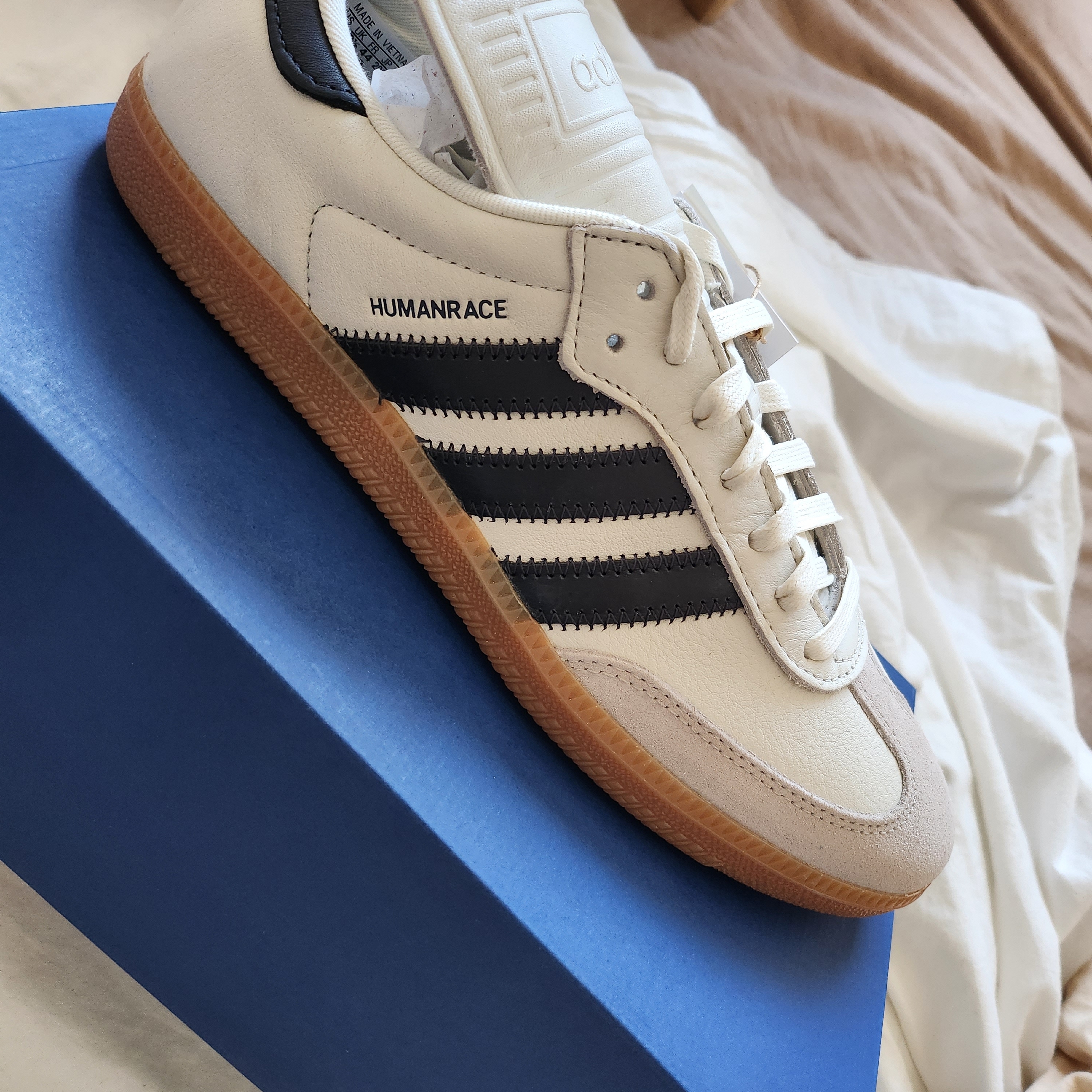 Adidas x Pharrell Williams Humanrace Samba Cloud White Night Grey 착용 스타일 - 4
