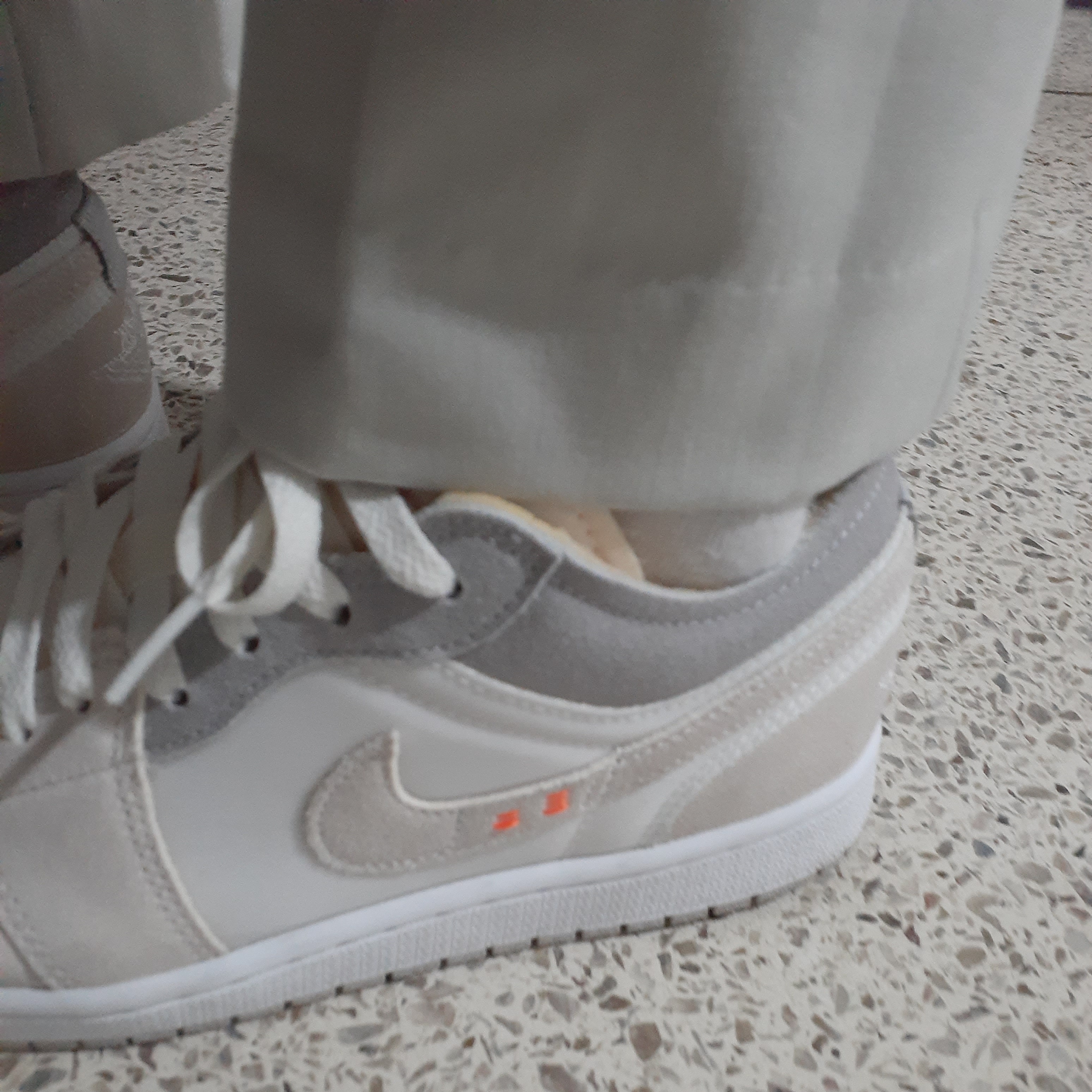 Jordan 1 Low SE Craft White and Phantom 착용 스타일 - 1