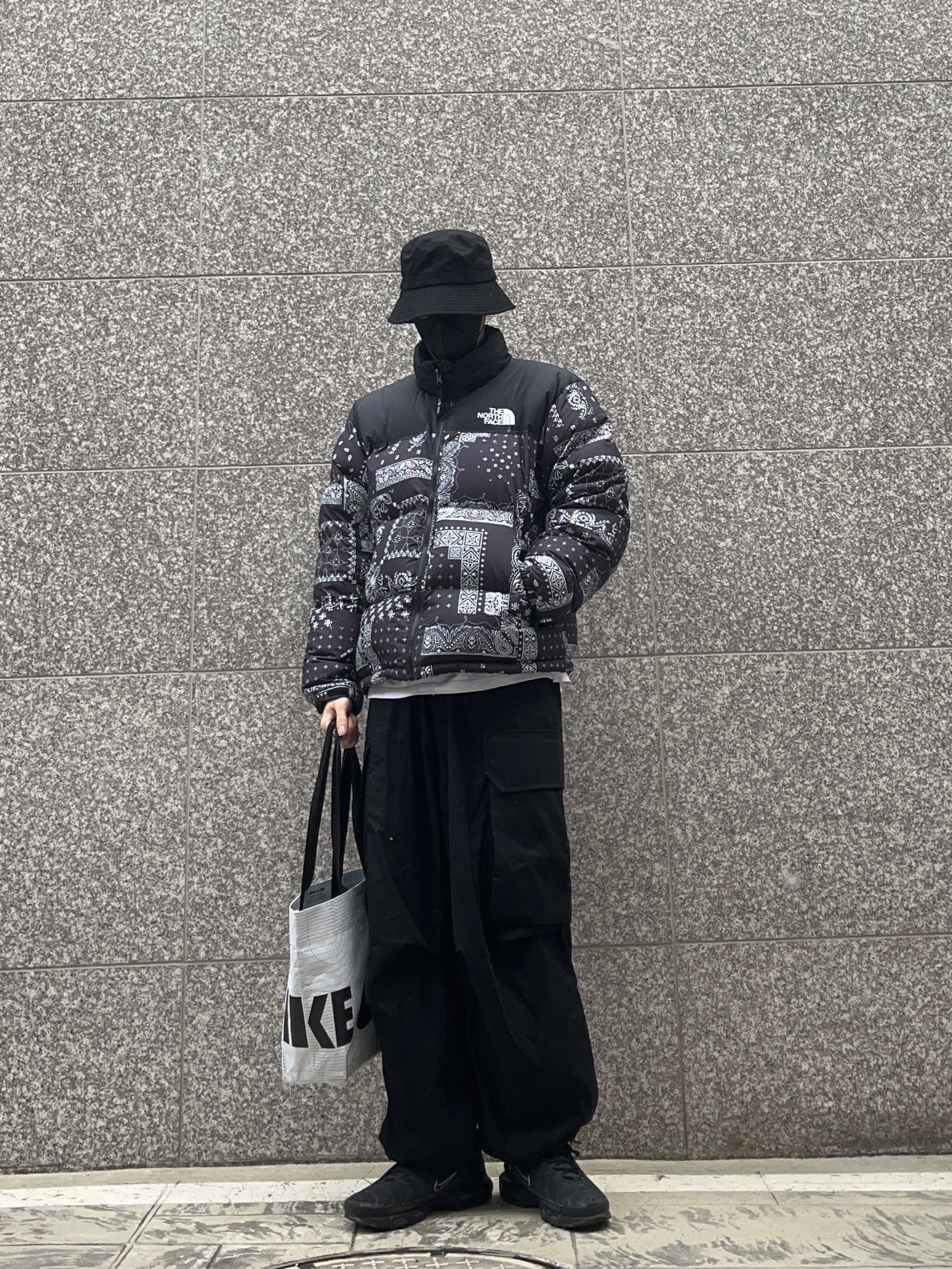 The North Face 1996 Novelty Nuptse Jacket Real Black, Nike Air Max Plus Triple Black 착용 스타일 - 1
