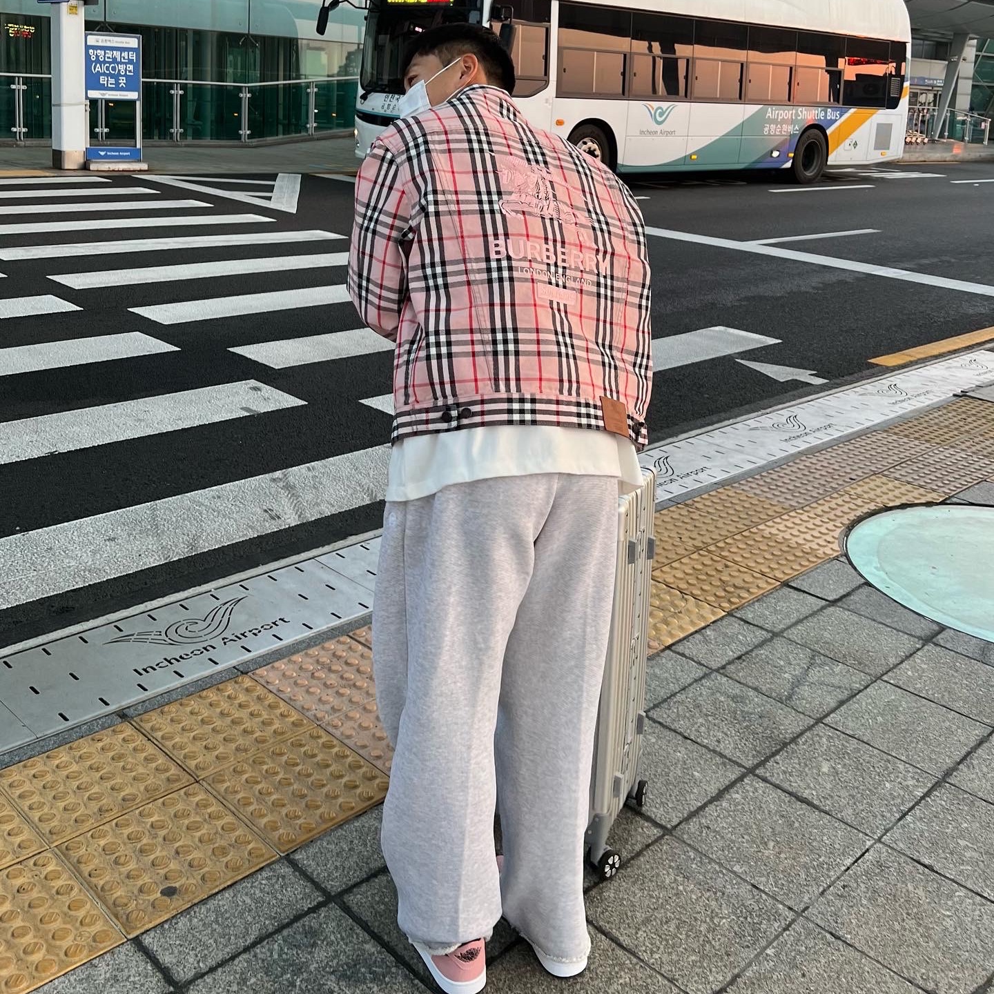 Supreme x Burberry Denim Trucker Jacket Pink - 22SS, Jordan 1 Retro Low OG Bleached Coral 착용 스타일