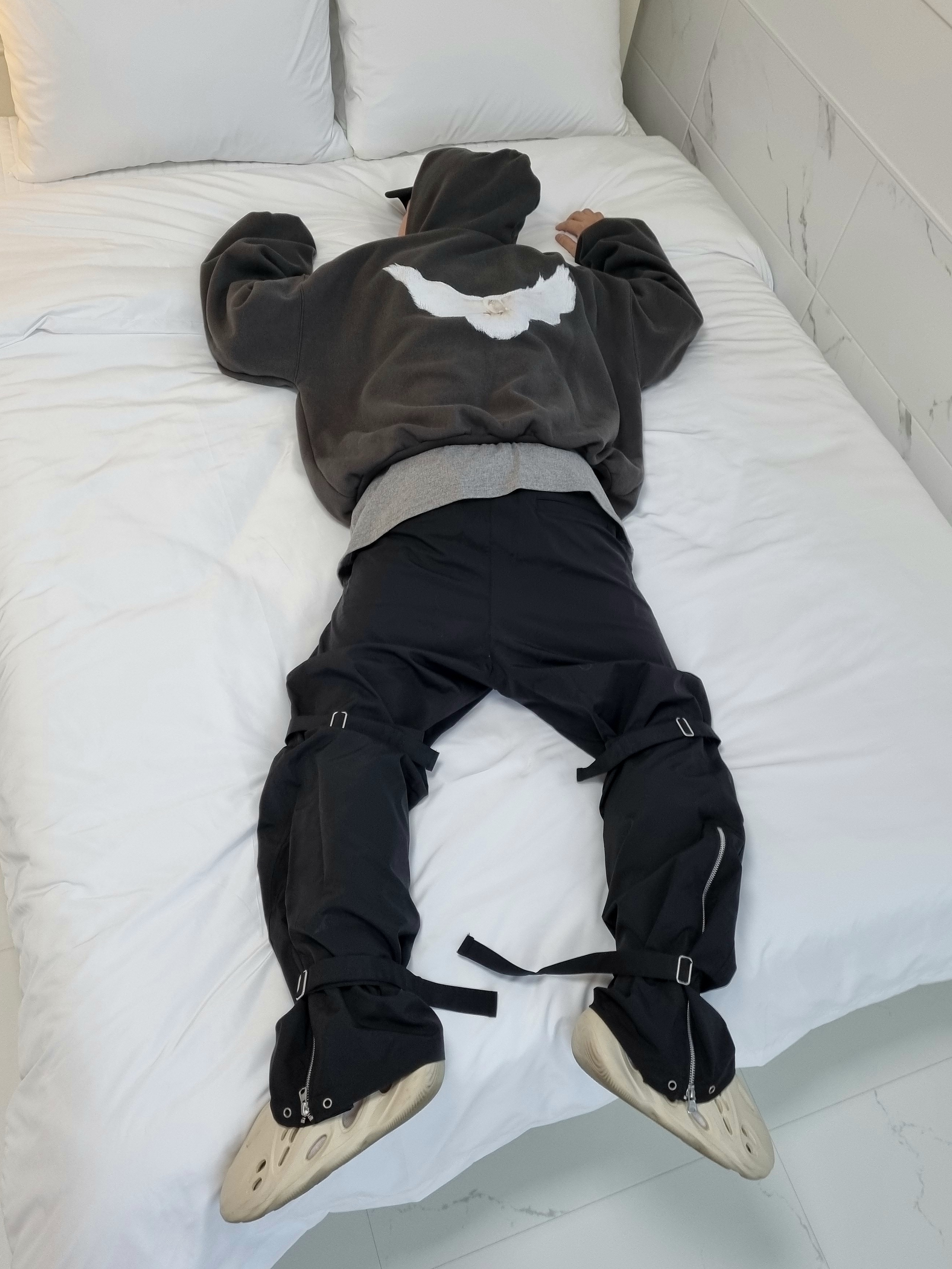 Yeezy Gap Engineered By Balenciaga Dove Hoodie Black, Adidas Yeezy Foam RNNR Sand 착용 스타일