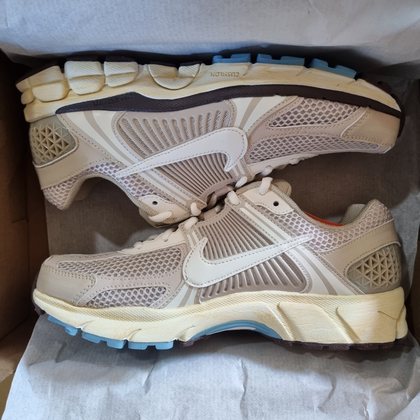(W) Nike Zoom Vomero 5 Oatmeal 착용 스타일