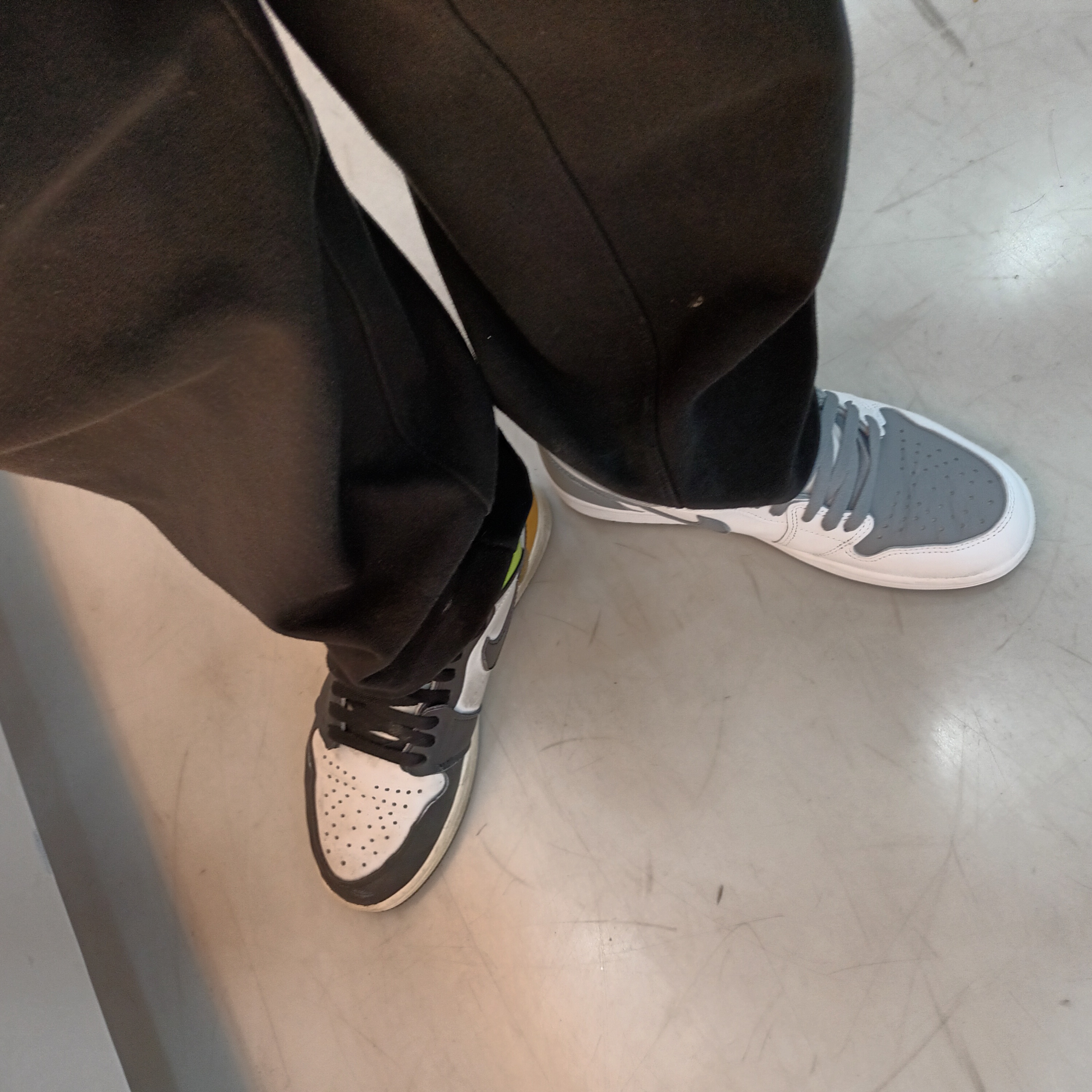Jordan 1 Retro High OG Stealth, Jordan 1 Retro High OG Volt Gold 착용 스타일 - 2