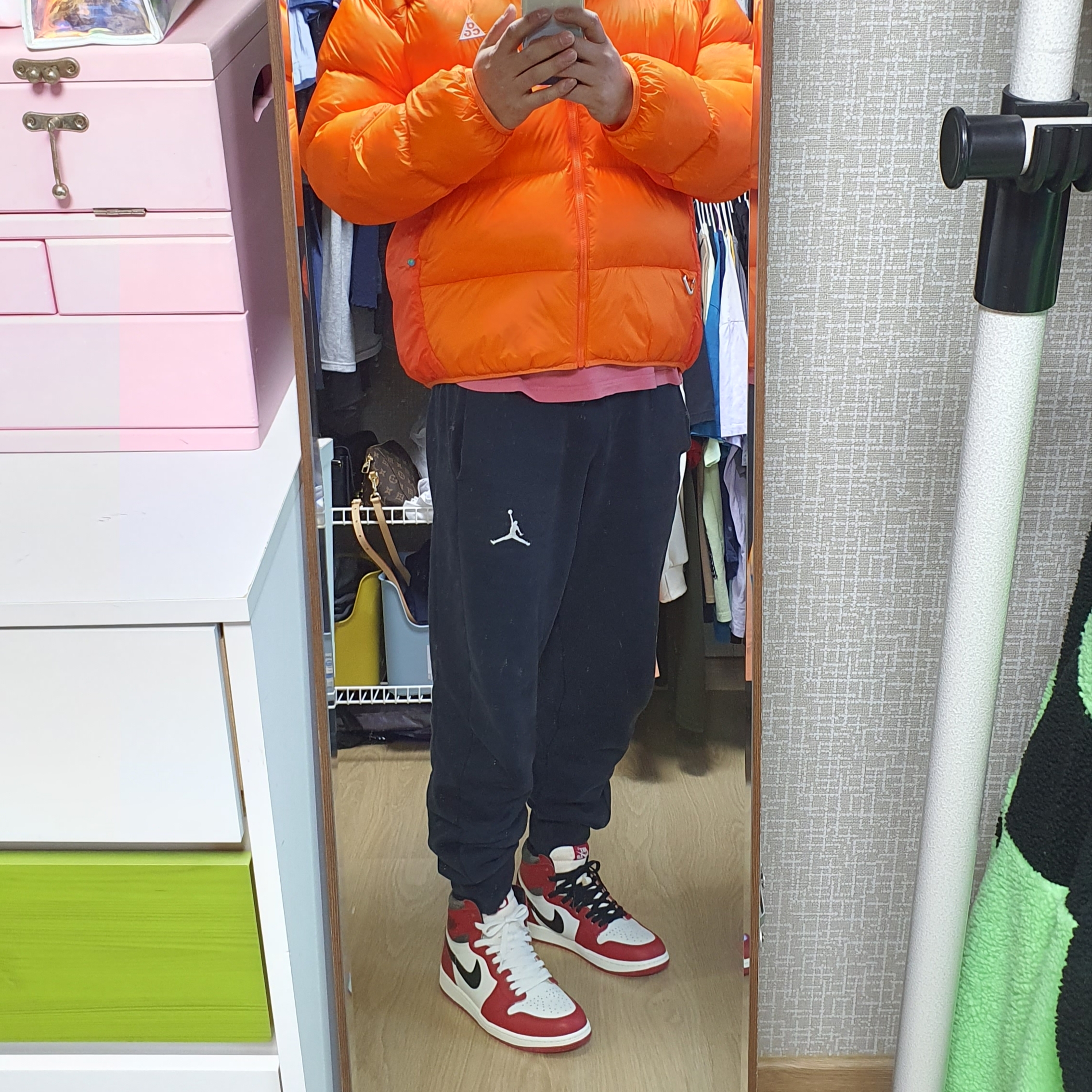 Jordan 1 Retro High OG Chicago 2022, Nike ACG Therma-Fit ADV Lunar Lake Puffer Jacket Safety Orange - Asia 착용 스타일 - 2