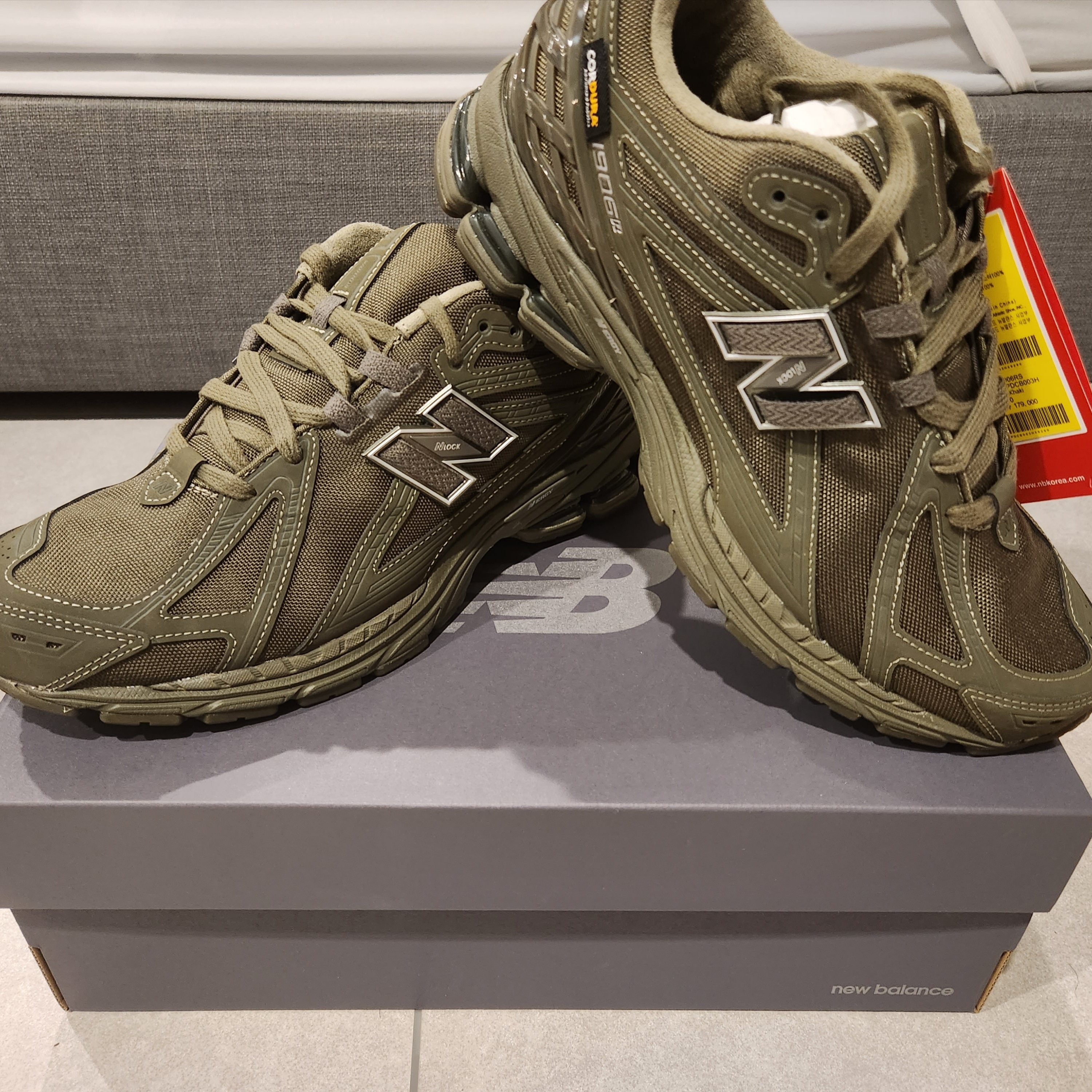 New Balance 1906R Olive 착용 스타일