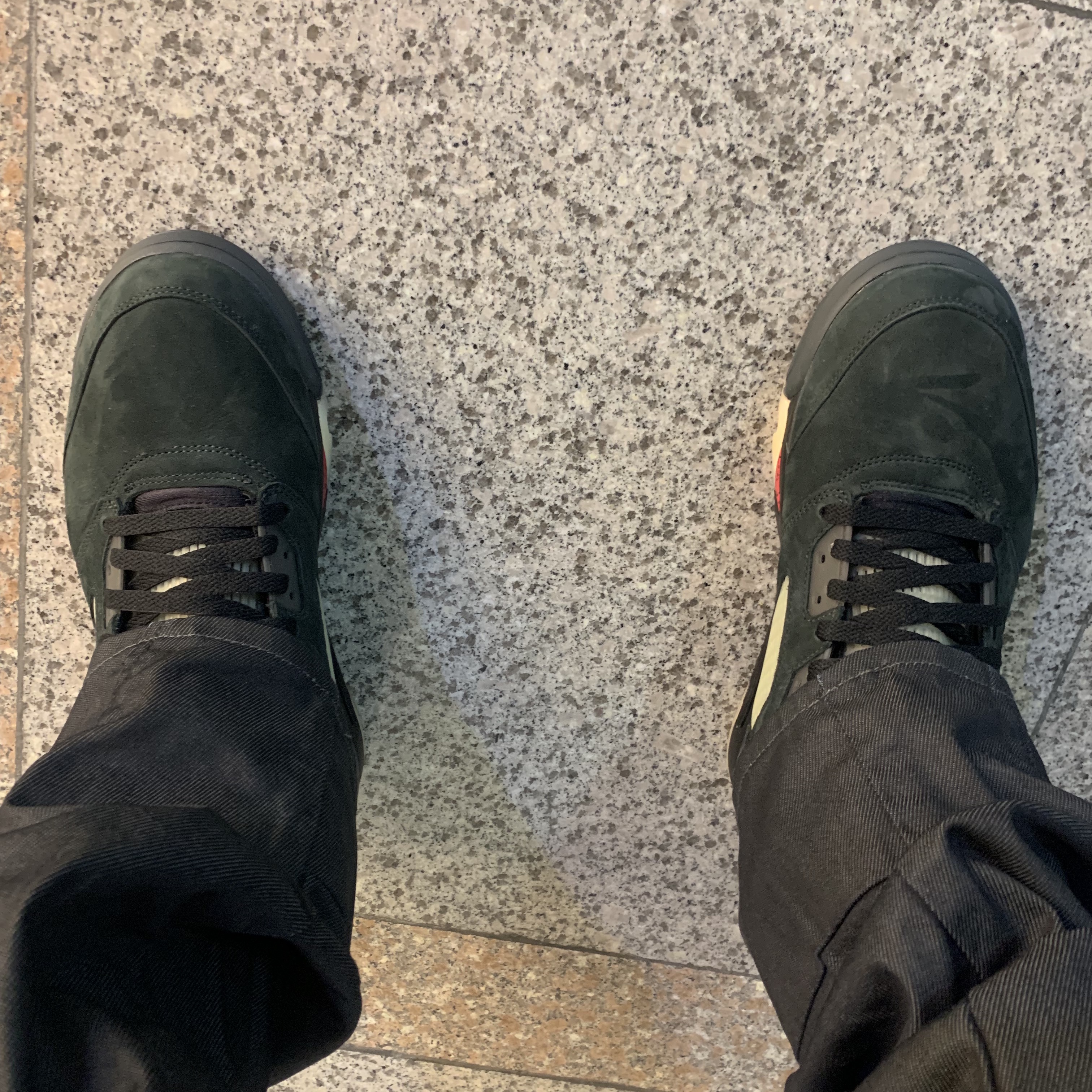 (W) Jordan 5 Retro Gore-Tex Off Noir Fire Red 착용 스타일 - 4