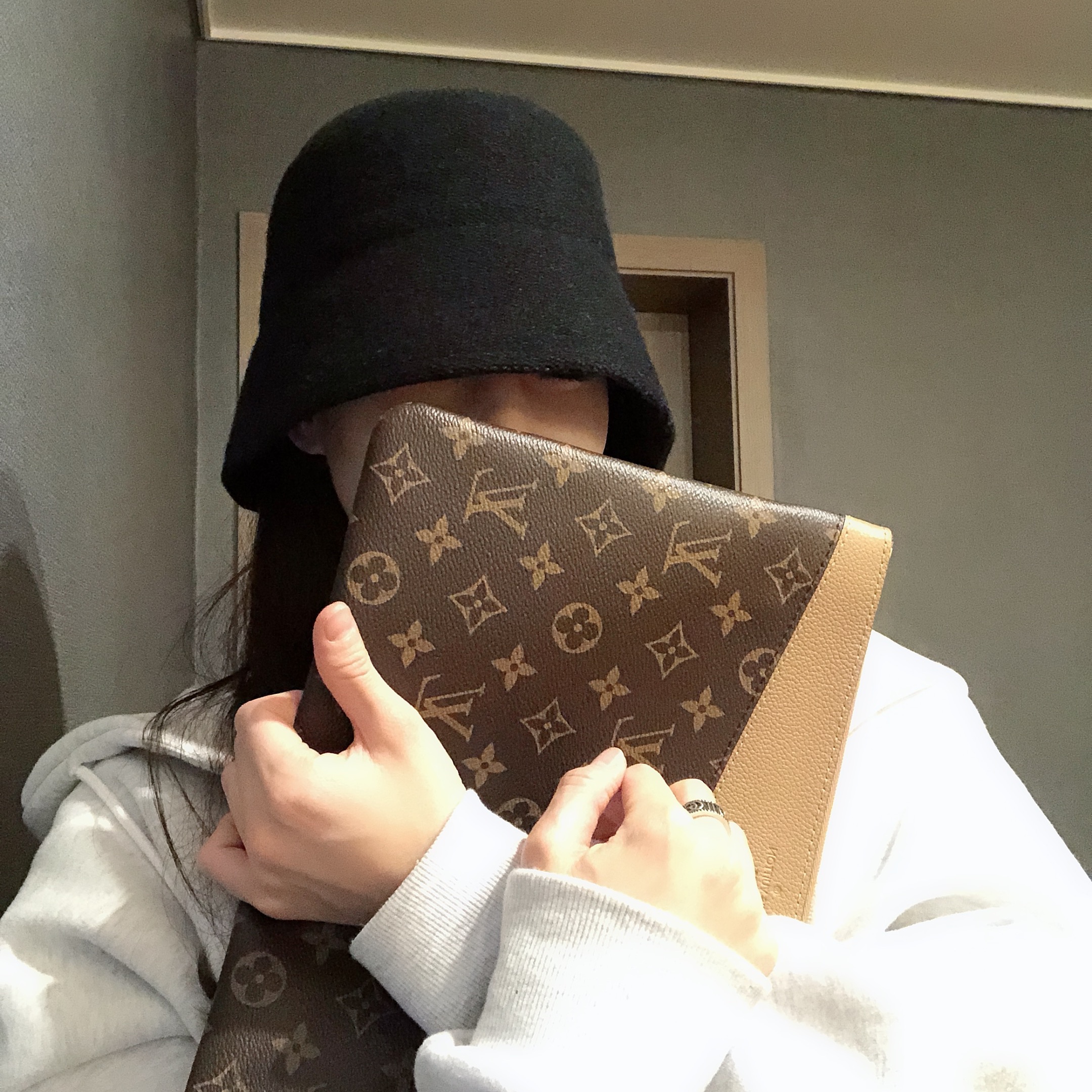 Louis Vuitton Daily Pouch Monogram Rose Powder 착용 스타일 - 2