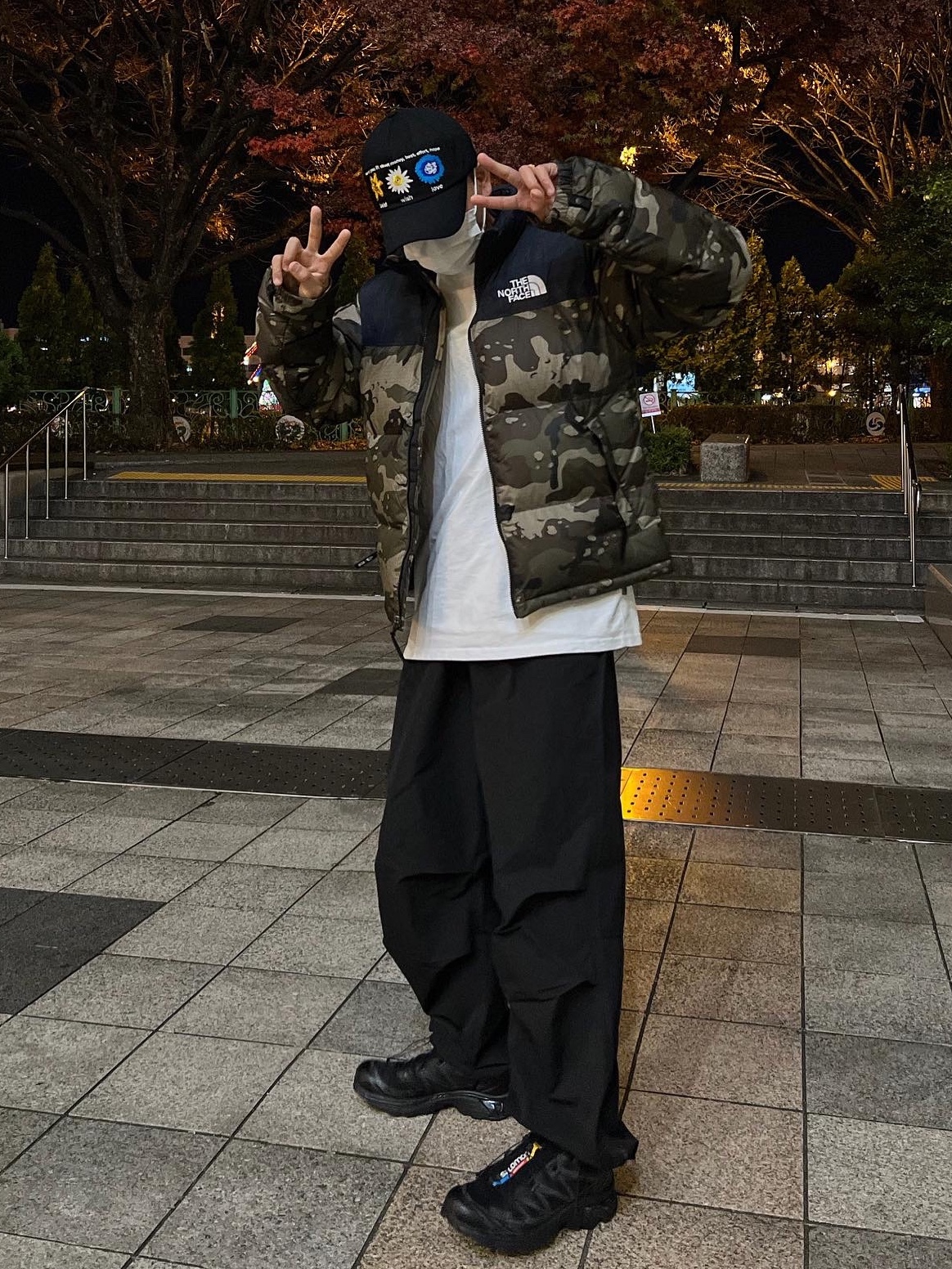 The North Face 1996 Novelty Nuptse Jacket Woodland Camo, Salomon XT-6 ADV Black 착용 스타일