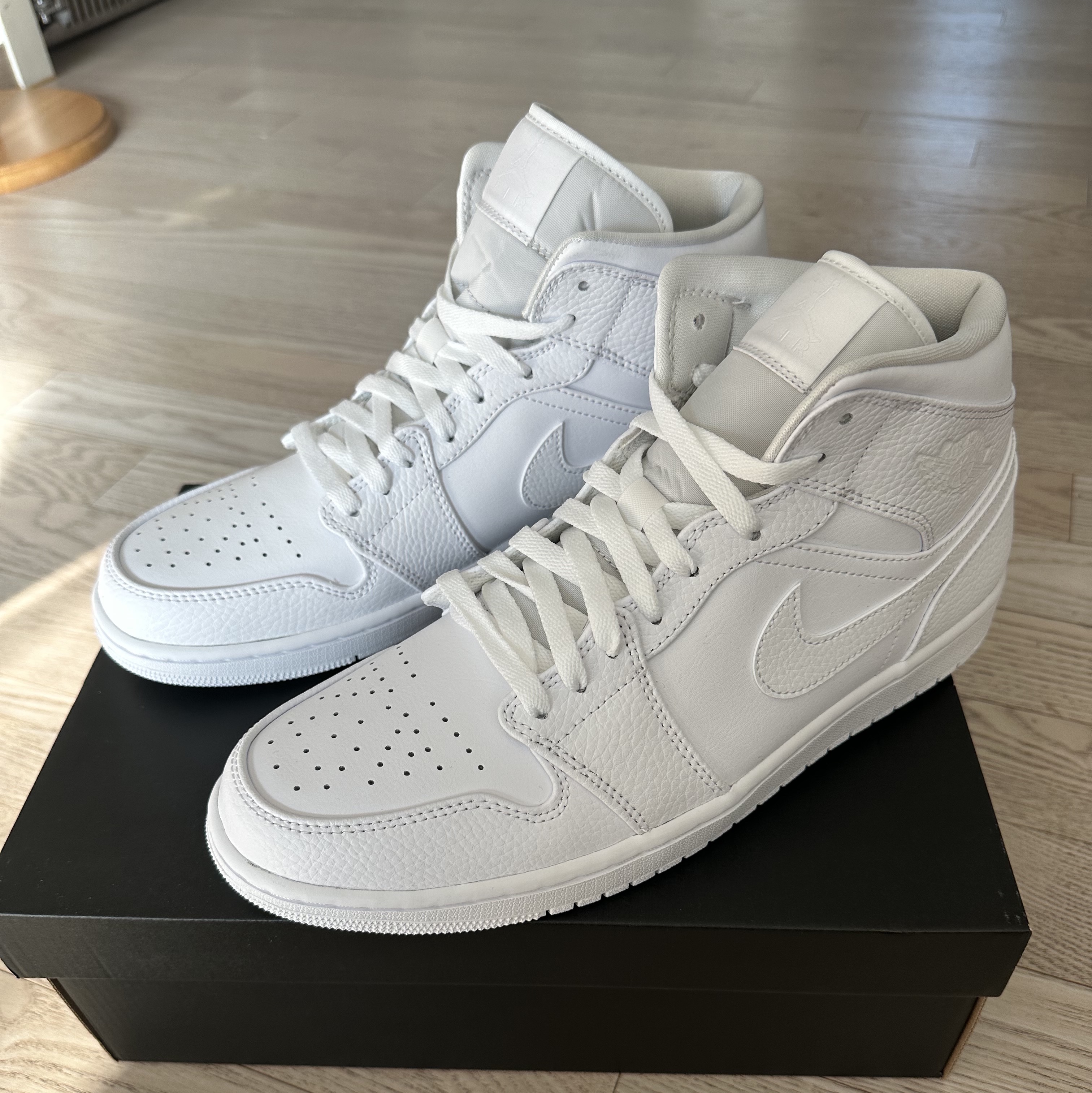 Jordan 1 Mid Triple White 착용 스타일