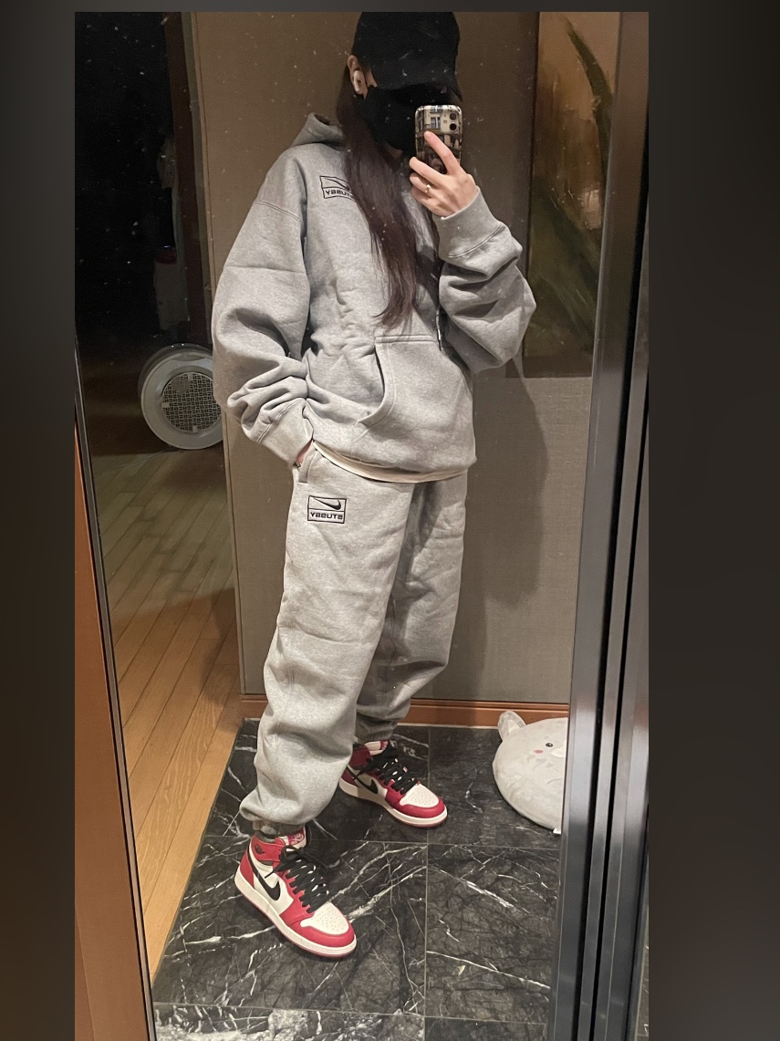 Nike x Stussy NRG RA Pullover Hoodie Dark Grey Heather (DJ9488-063), Nike x Stussy NRG RA Fleece Pants Dark Grey Heather (DJ9490-063) 착용 스타일 - 1