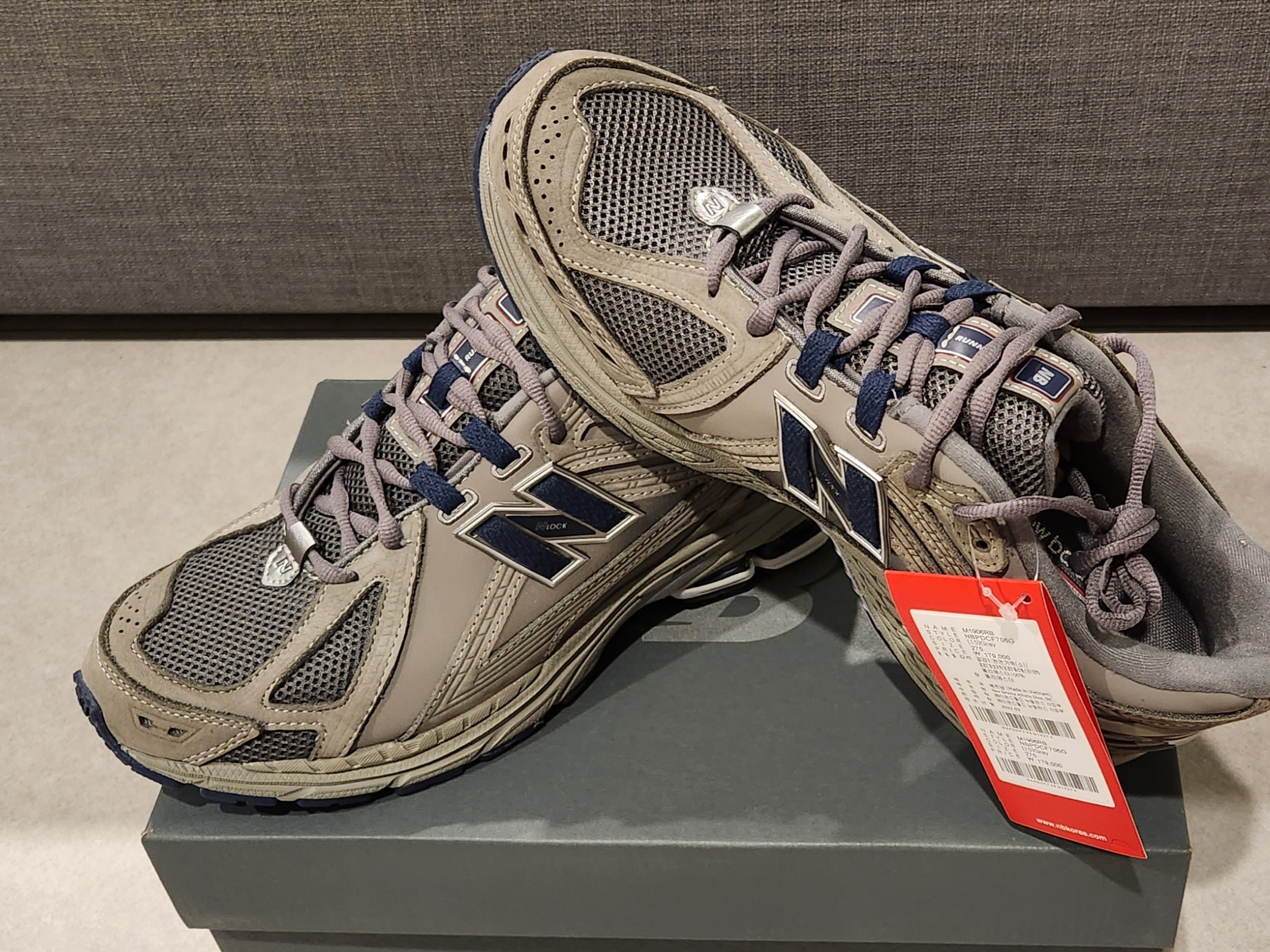 New Balance 1906R Charcoal Grey 착용 스타일