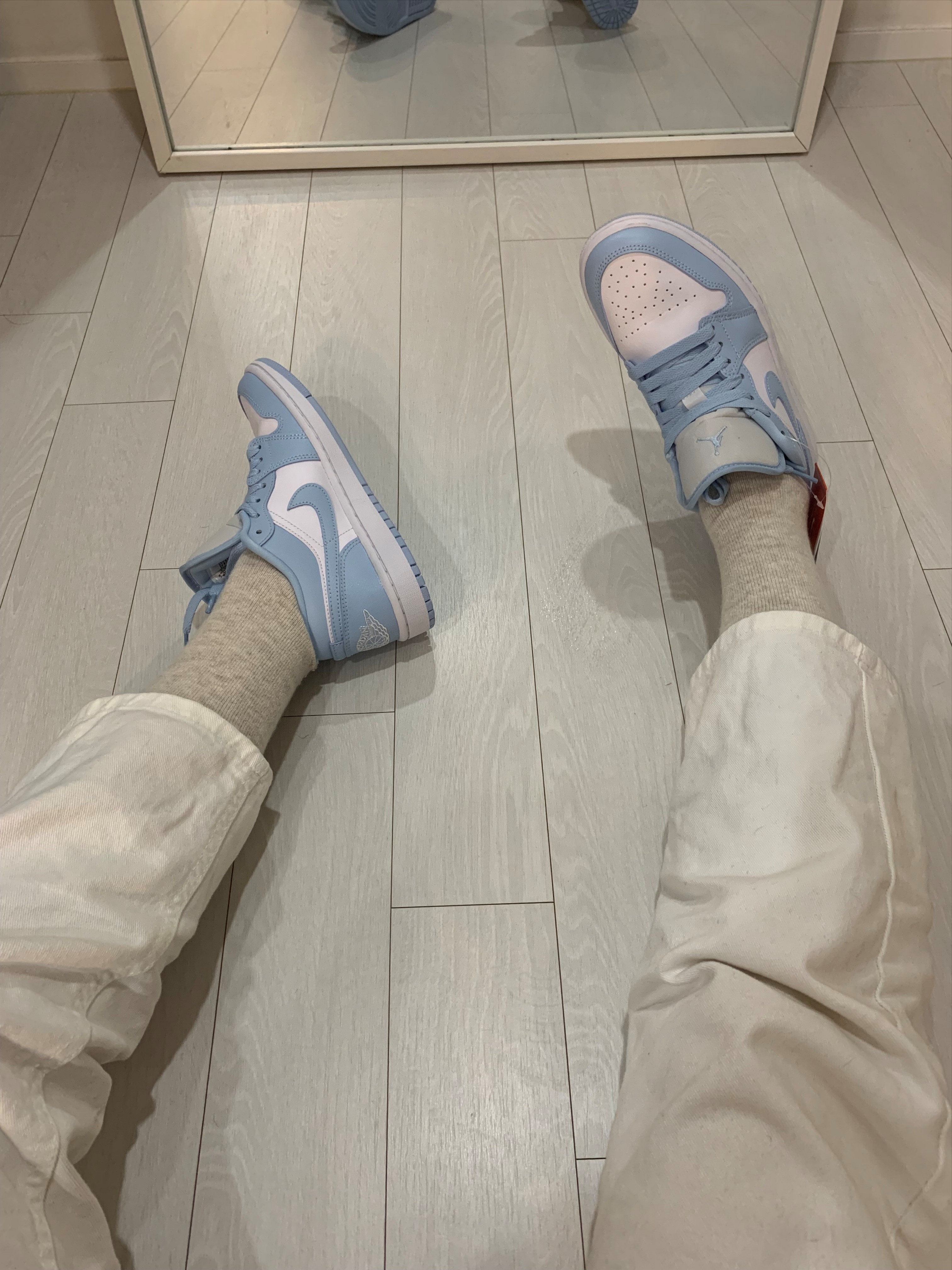 (W) Jordan 1 Low White Ice Blue 착용 스타일 - 1