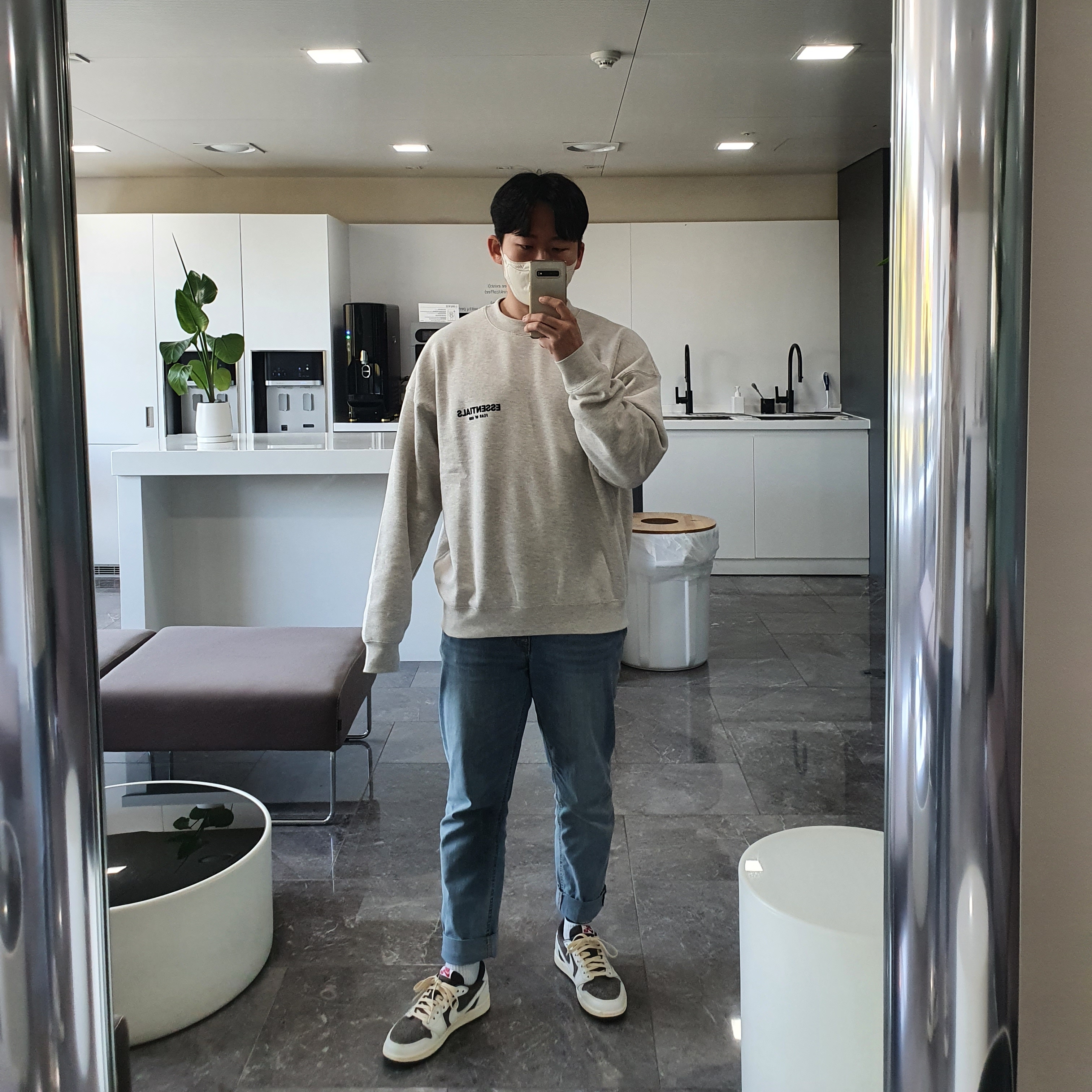 Jordan 1 x Travis Scott Retro Low OG SP Sail and Ridgerock, Essentials The Core Collection Crewneck Sweatshirt Light Oatmeal 착용 스타일