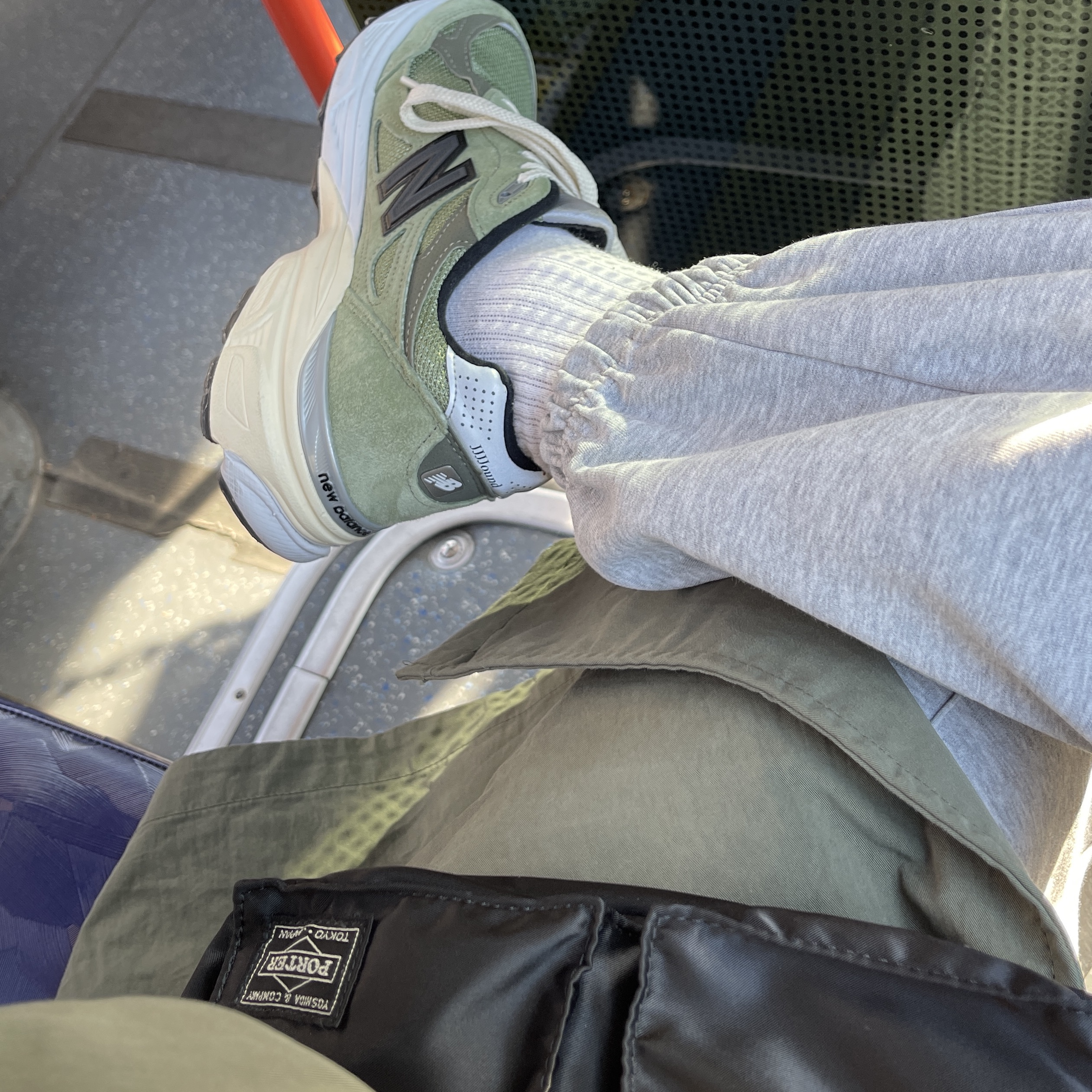New Balance x JJJJound 990v3 Olive, Porter Tanker Shoulder Bag Black 착용 스타일