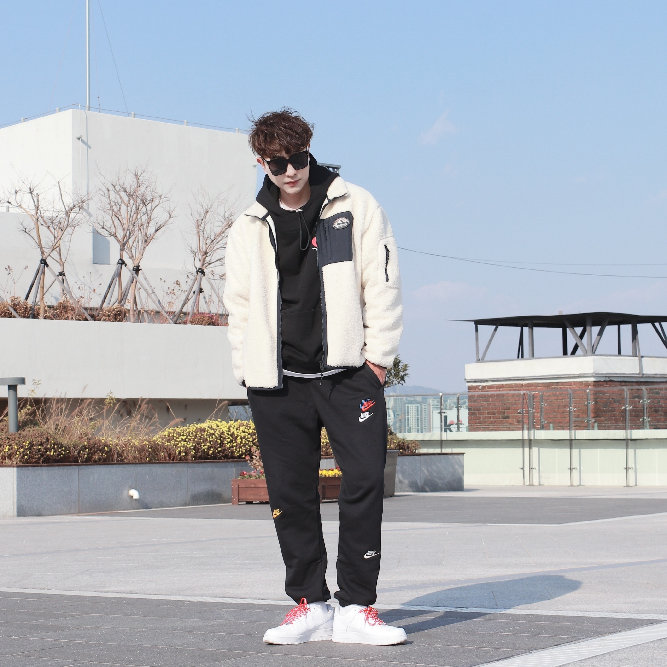 Nike x Supreme Air Force 1 Low White 착용 스타일 - 3