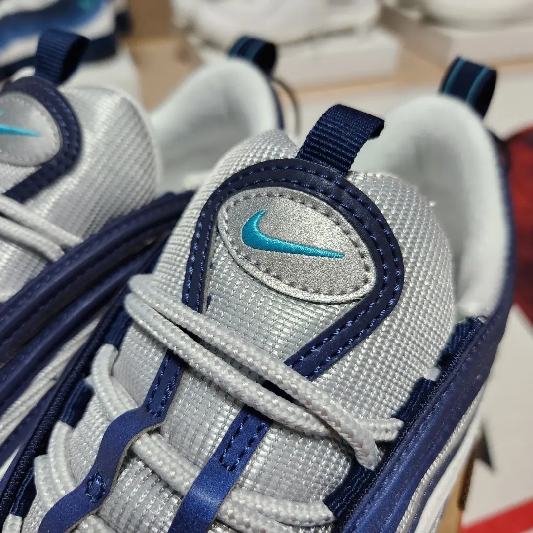Nike Air Max 97 OG Metallic Silver and Chlorine Blue 착용 스타일 - 3