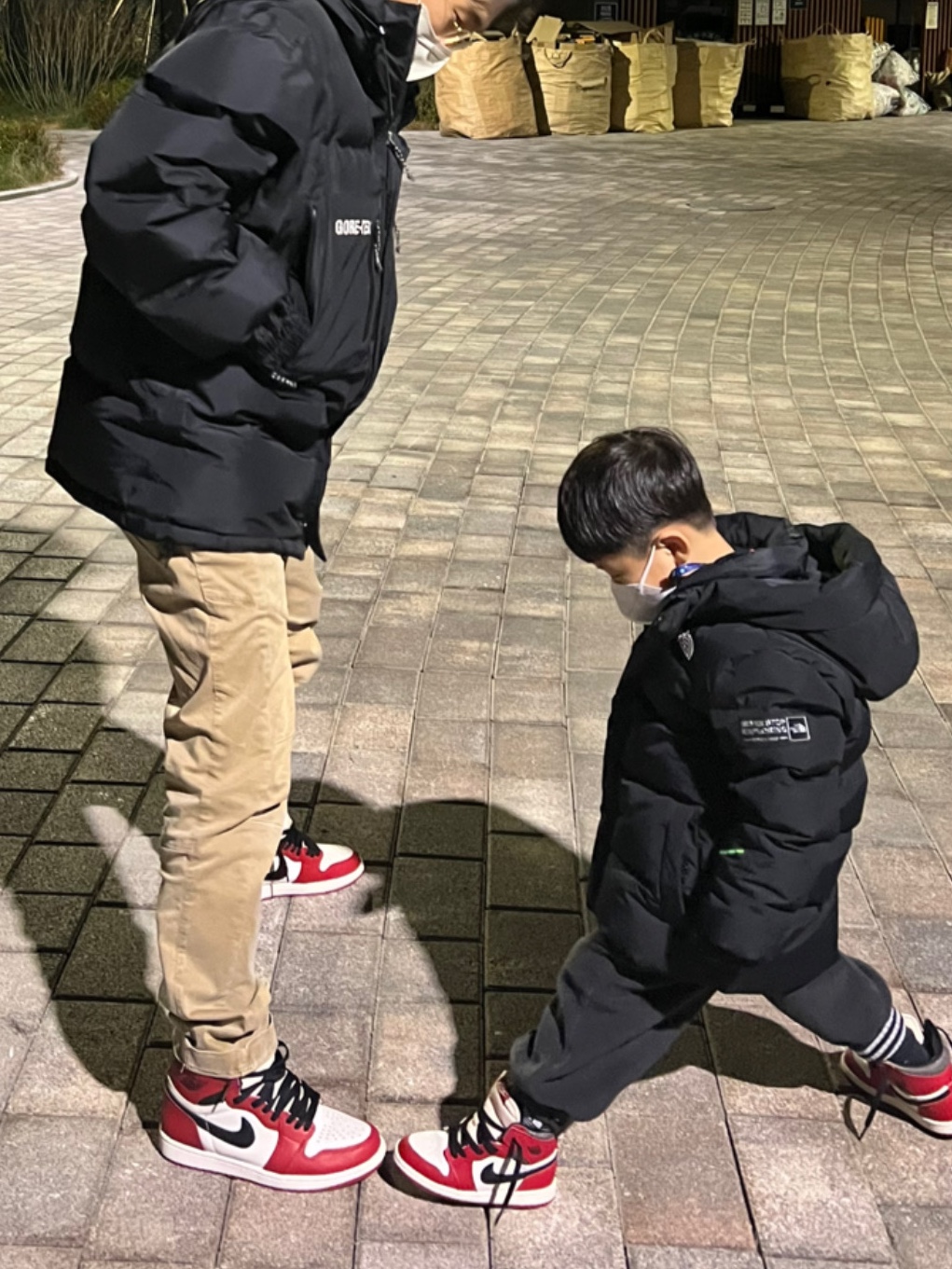 Supreme Gore-Tex 700-Fill Down Parka Black - 19FW, Jordan 1 Retro High OG Chicago 2022 착용 스타일