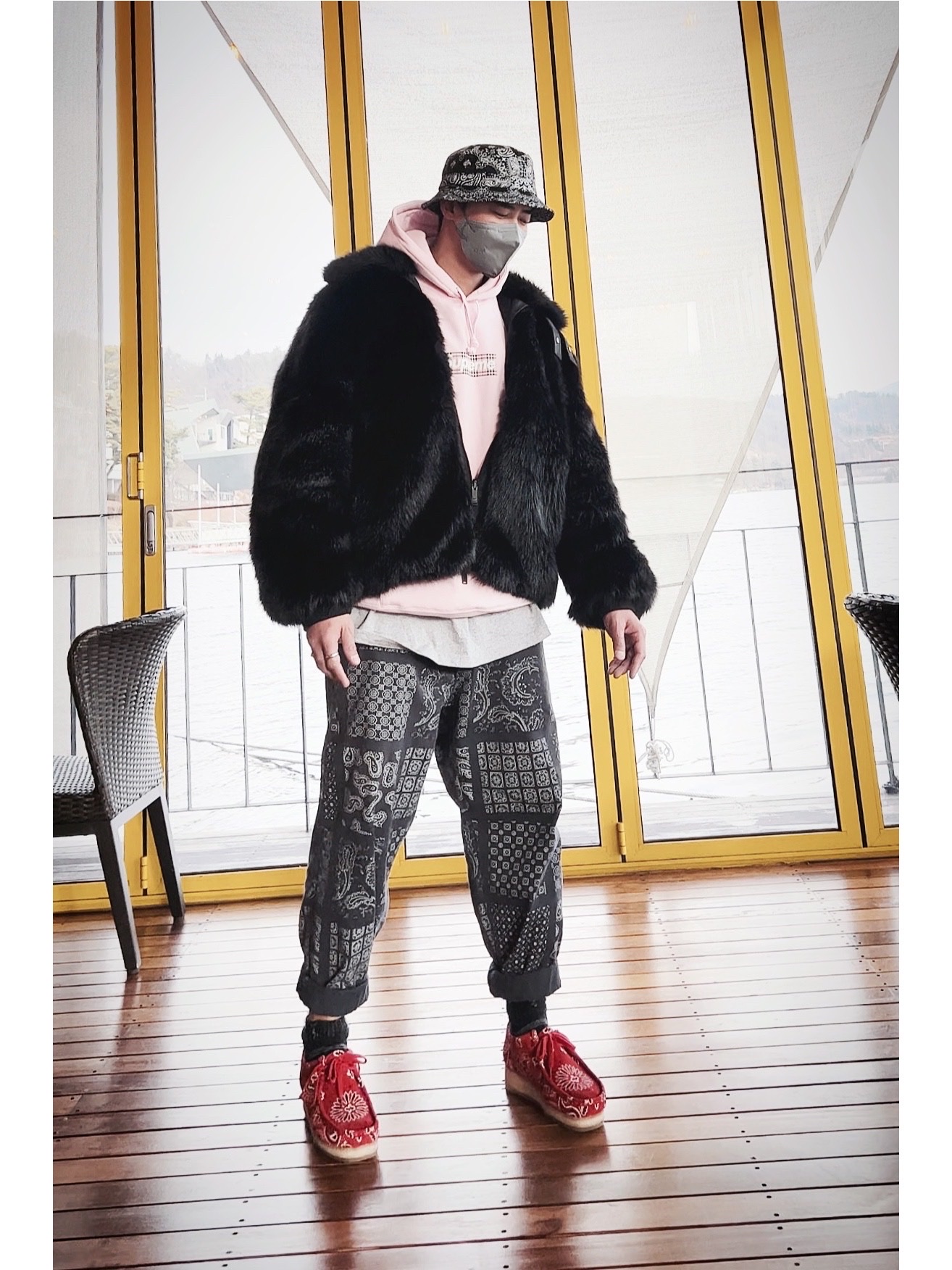 Supreme Bandana Crusher Black - 21SS, Supreme x Burberry Box Logo Hooded Sweatshirt Light Pink - 22SS 착용 스타일 - 5
