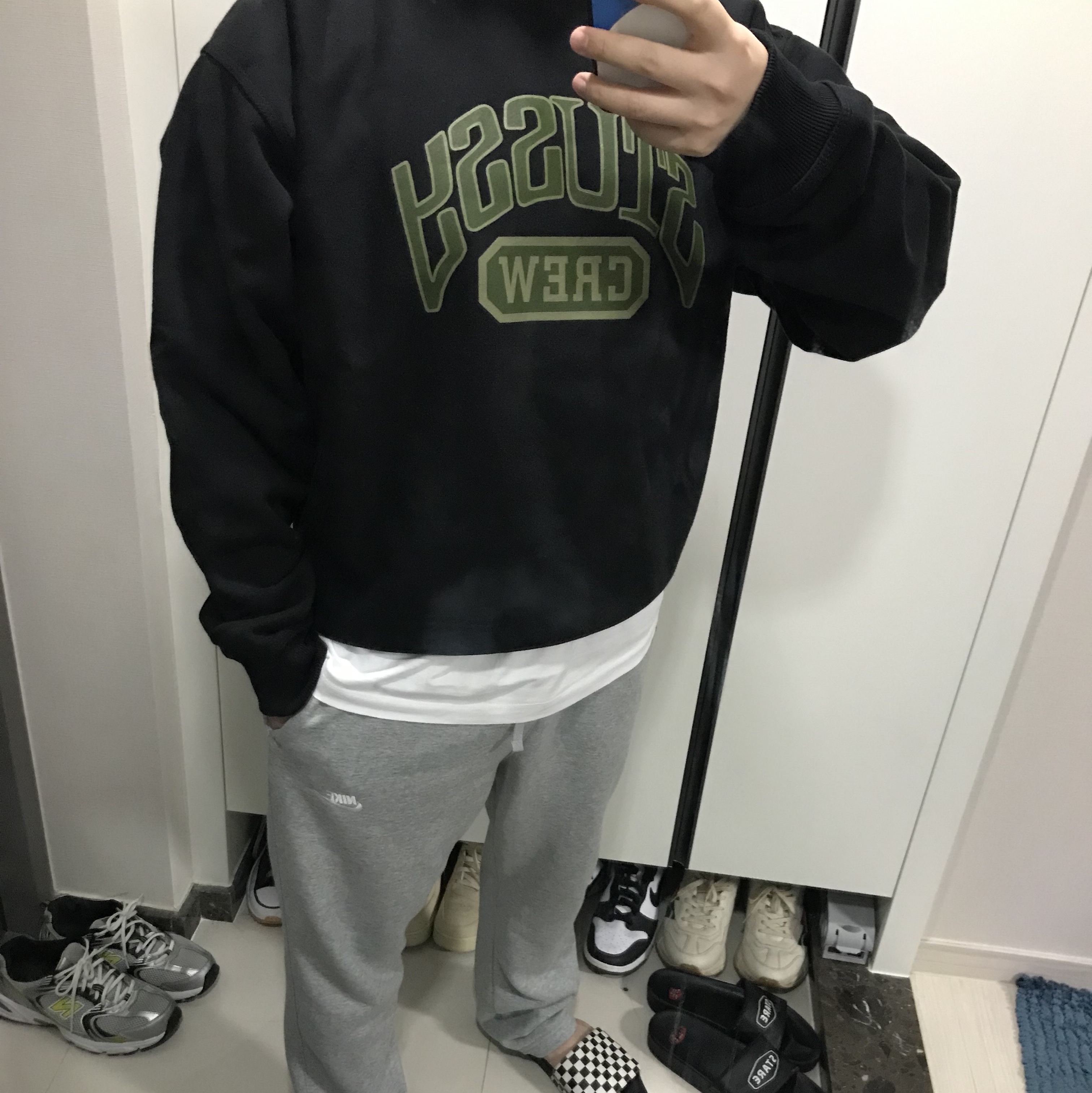 Stussy Crew Black 착용 스타일