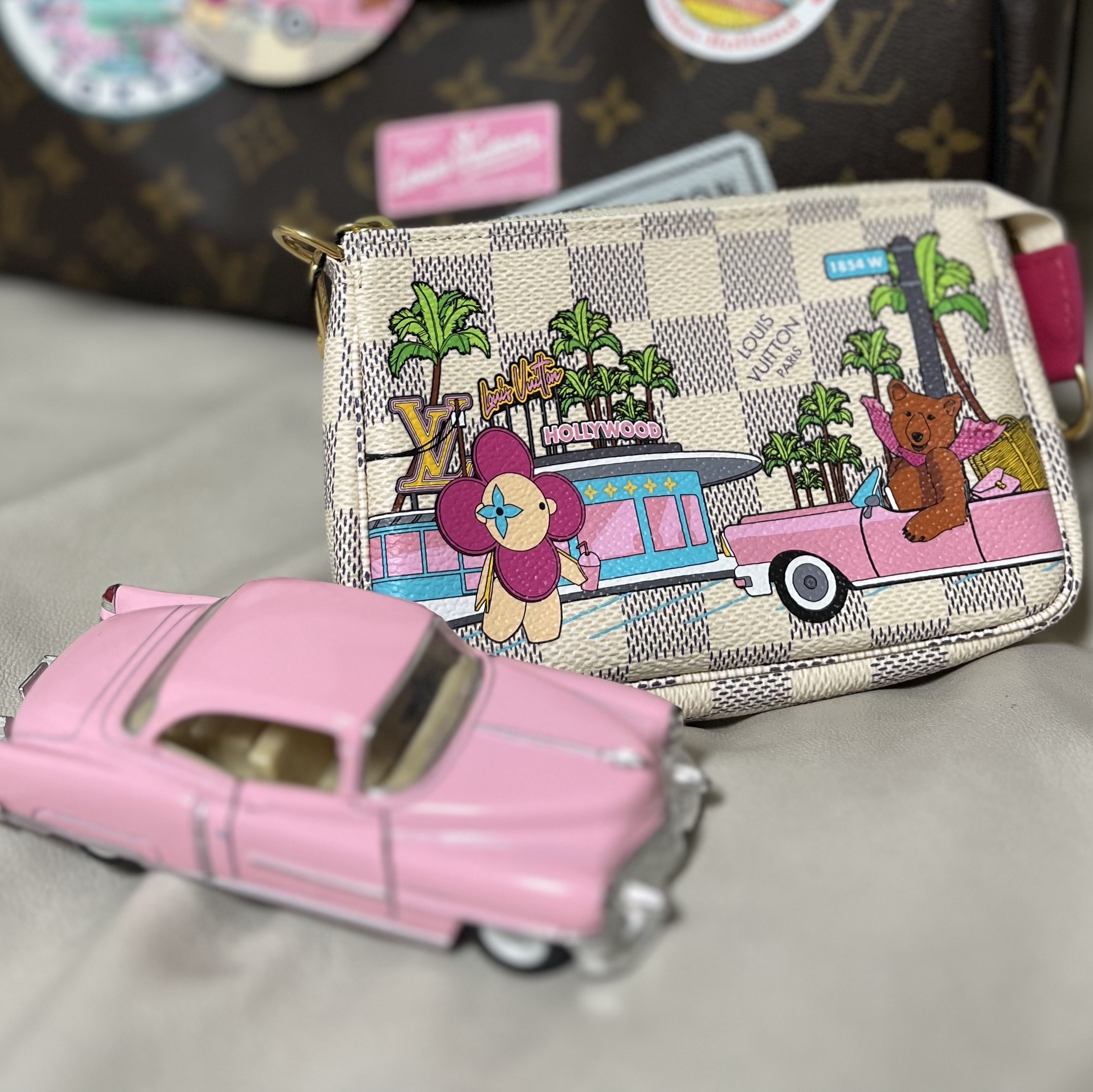 Louis Vuitton Mini Pochette Accessoires Damier Azure Fuchsia Pink 착용 스타일 - 1