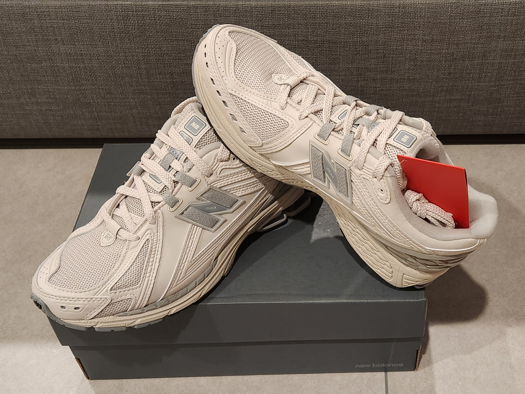 New Balance 1906R Off White 착용 스타일