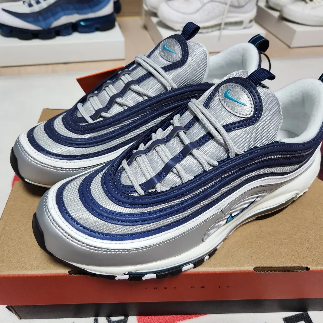 Nike Air Max 97 OG Metallic Silver and Chlorine Blue 착용 스타일 - 2