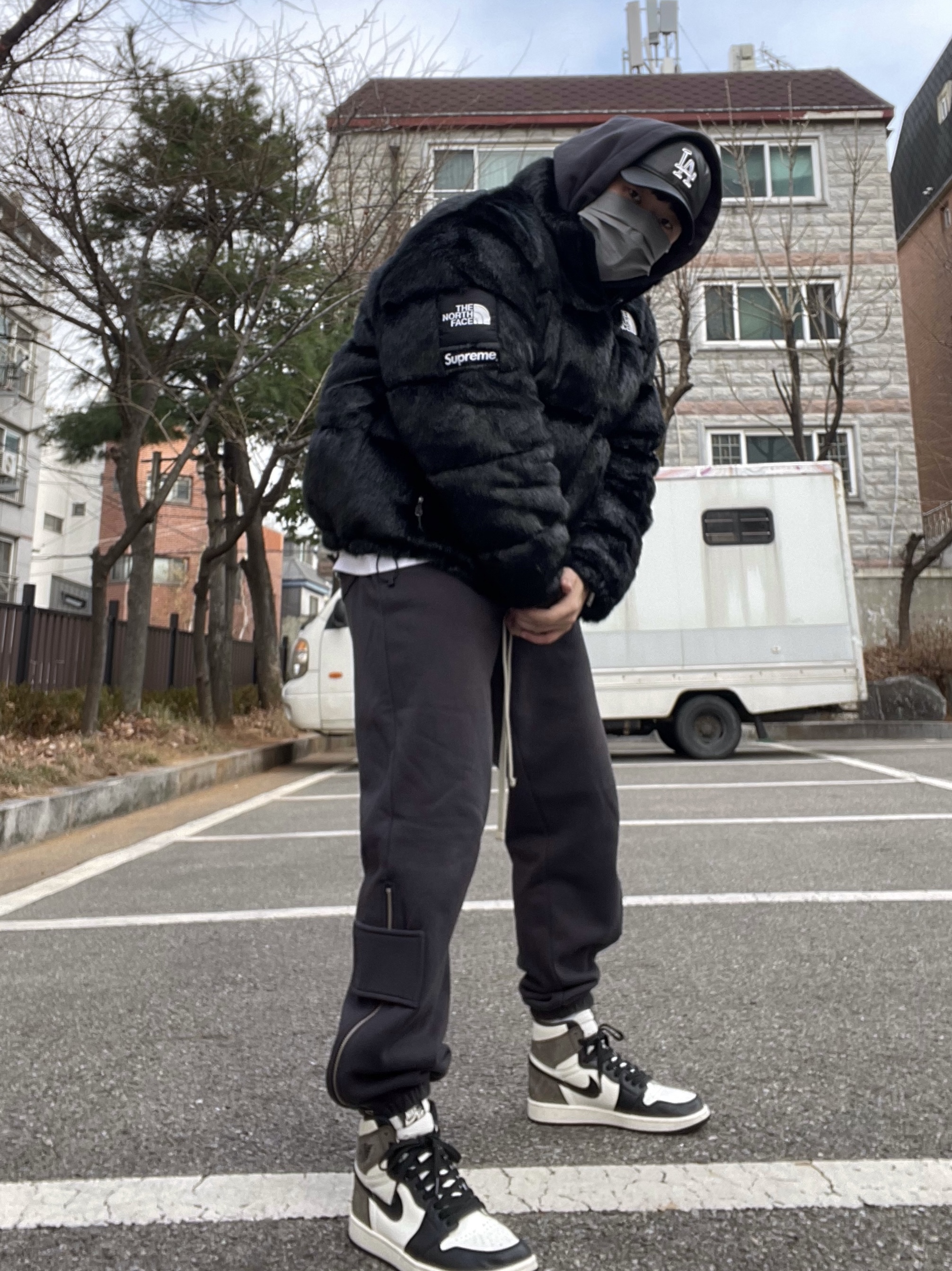 Supreme x The North Face Faux Fur Nuptse Jacket Black - 20FW, Jordan 1 Retro High OG Black Mocha 착용 스타일 - 1