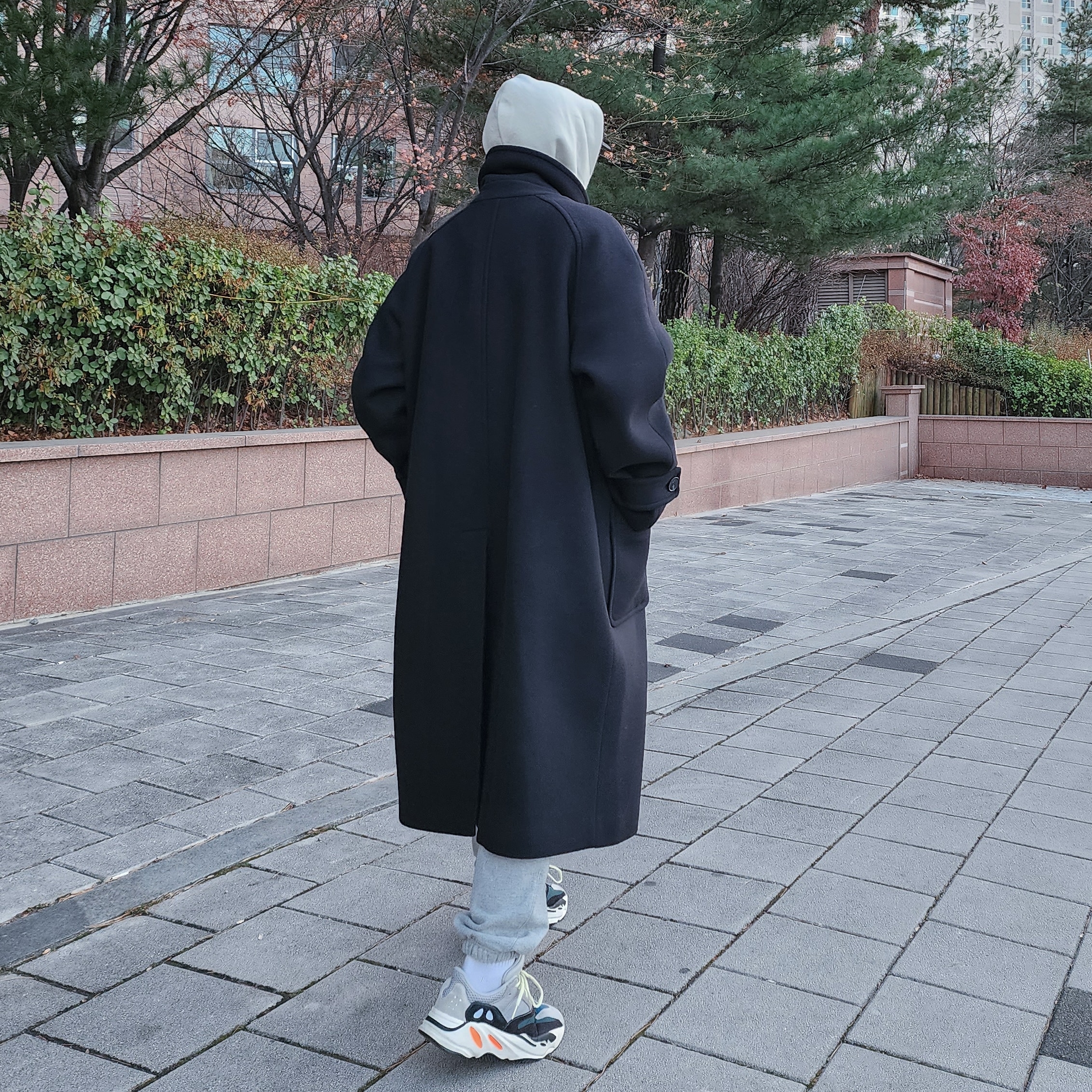 Adidas Yeezy Boost 700 Wave Runner Solid Grey 2017/2019, Undermycar Legion.02 Balmacaan Oversized Wool Coat Black 착용 스타일