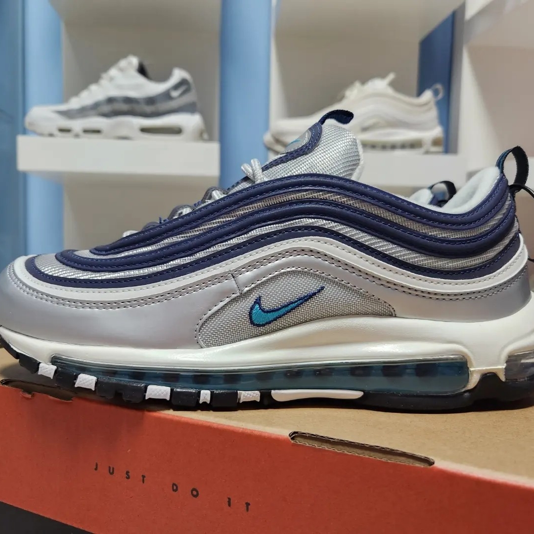 Nike Air Max 97 OG Metallic Silver and Chlorine Blue 착용 스타일 - 1