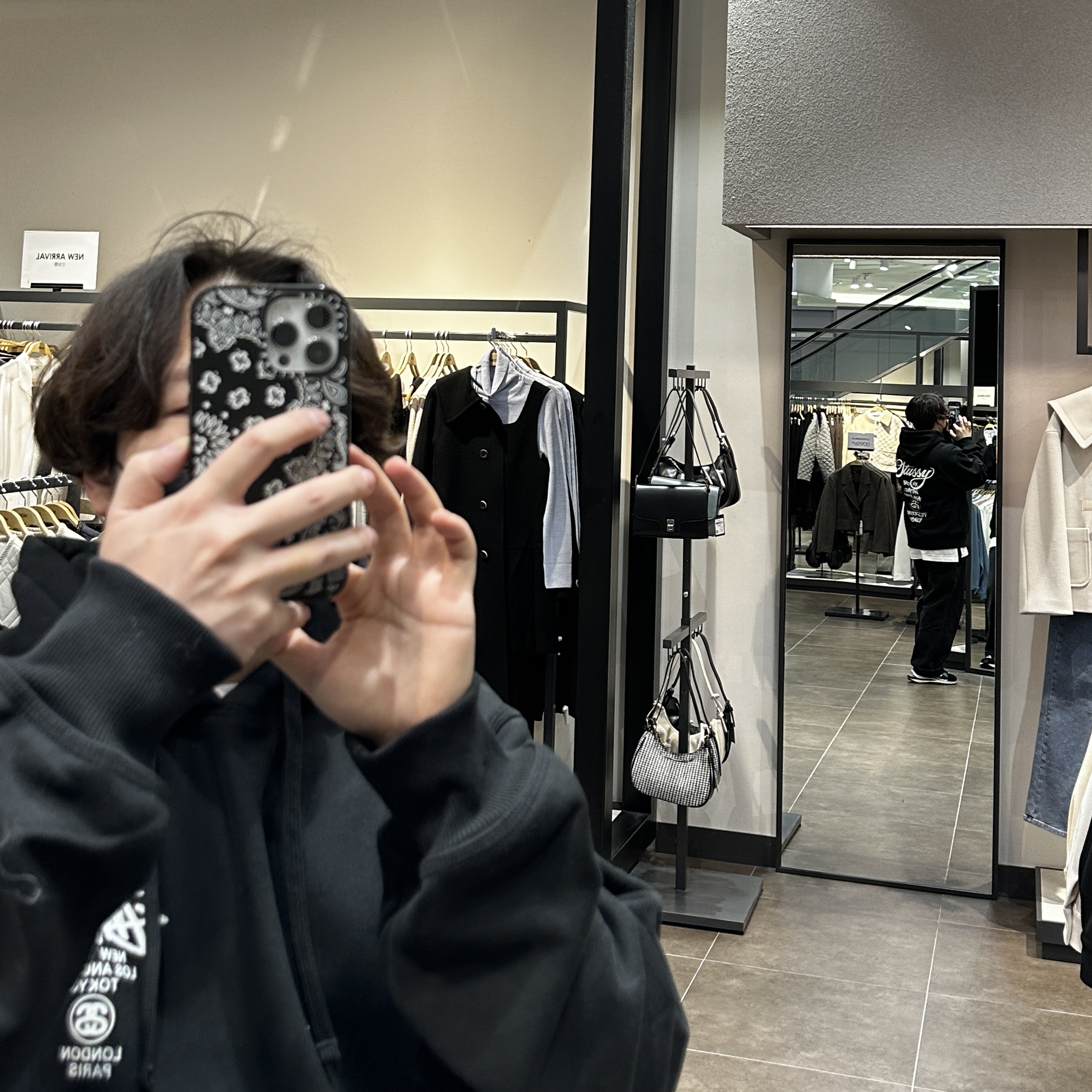 Stussy World Tour Hoodie Black 2022, Nike x Sacai VaporWaffle Black White 착용 스타일 - 2