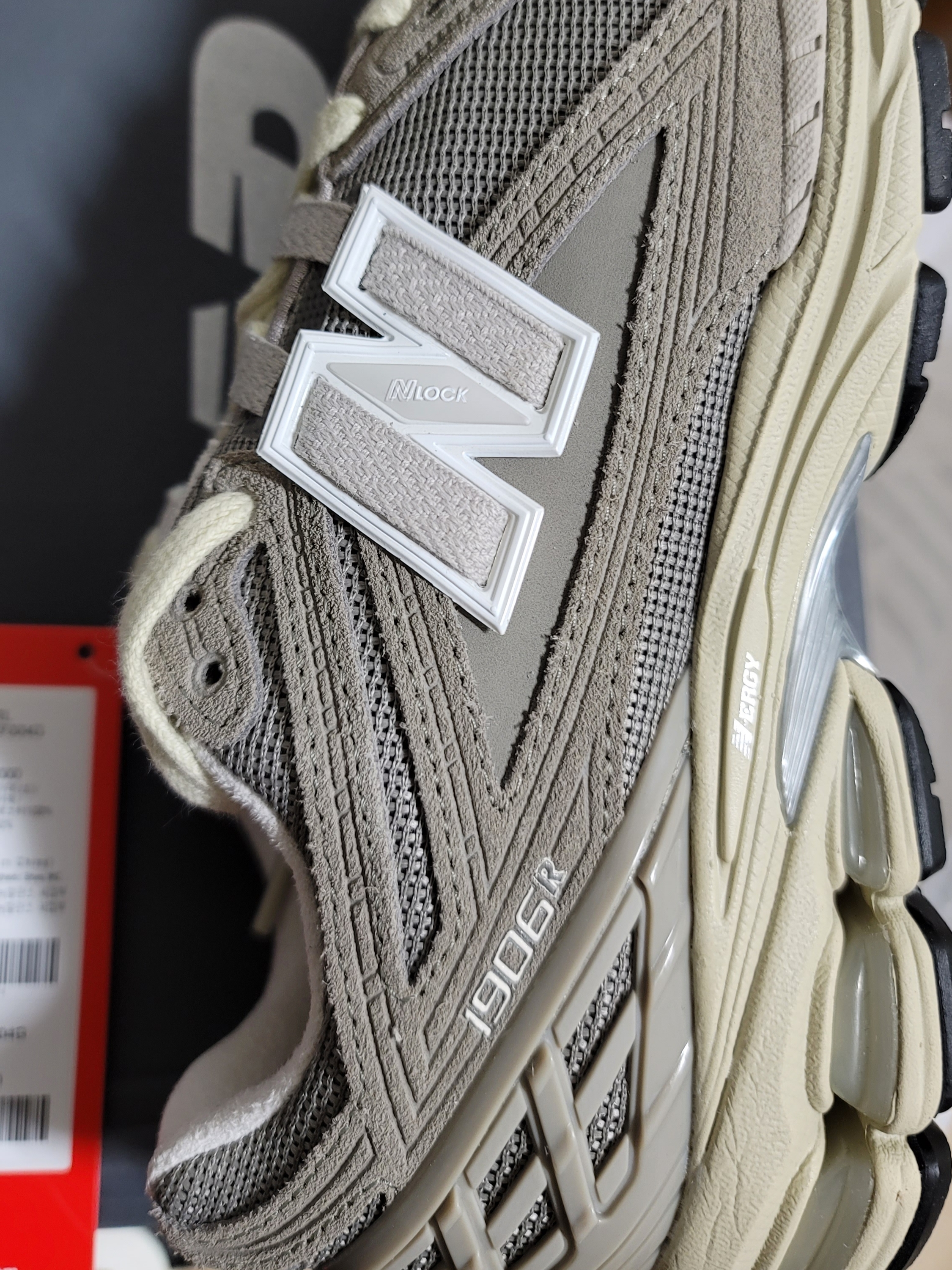 New Balance 1906R Charcoal Gray Bone 착용 스타일