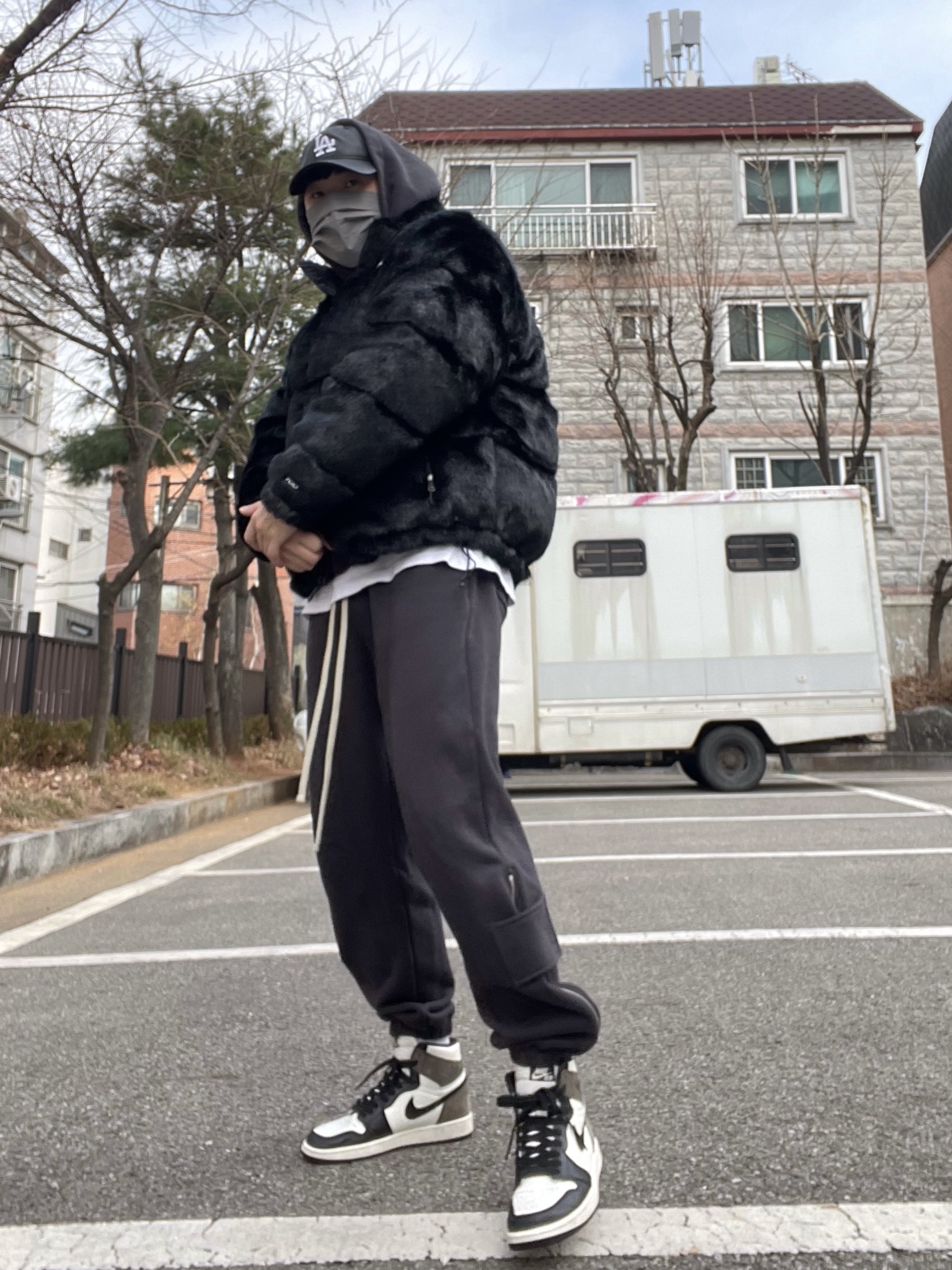 Supreme x The North Face Faux Fur Nuptse Jacket Black - 20FW, Jordan 1 Retro High OG Black Mocha 착용 스타일 - 3