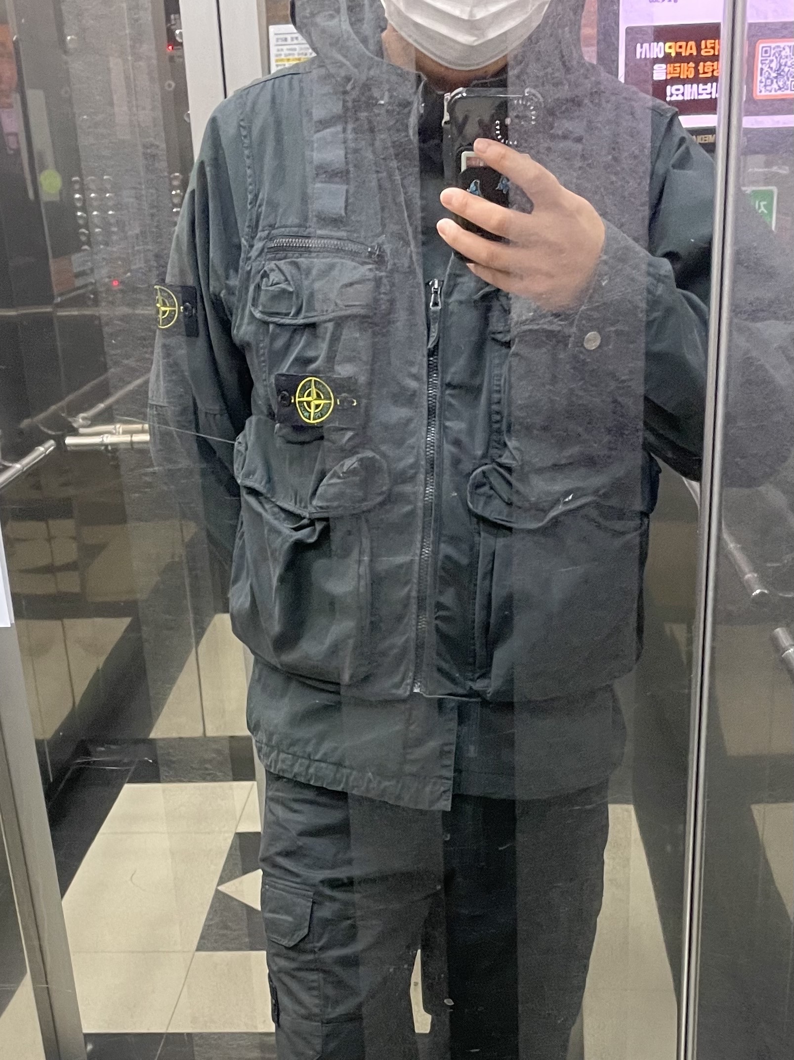 Supreme x Stone Island Riot Mask Camo Jacket Black - 19SS, Supreme x Stone Island Camo Cargo Vest Black Camo - 19SS 착용 스타일 - 1