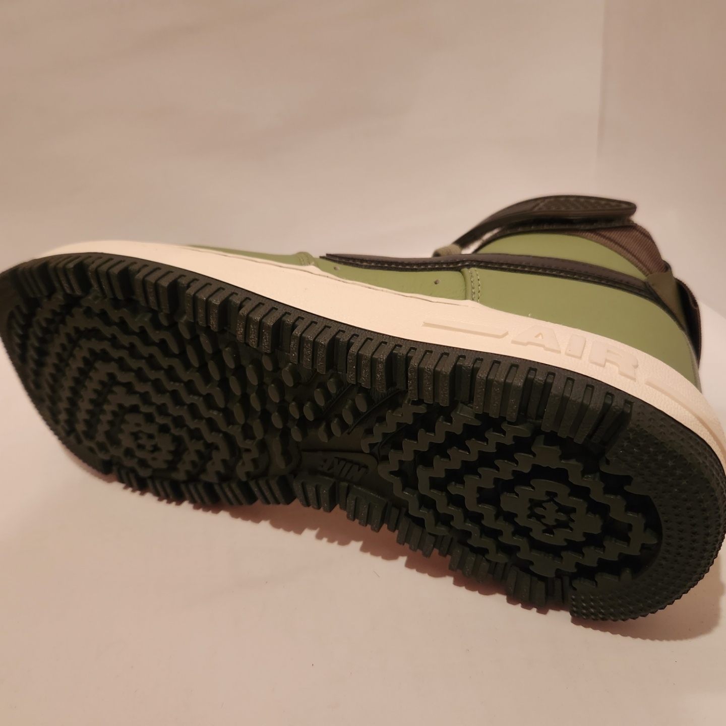 Nike Air Force 1 Boot Oil Green 착용 스타일 - 2