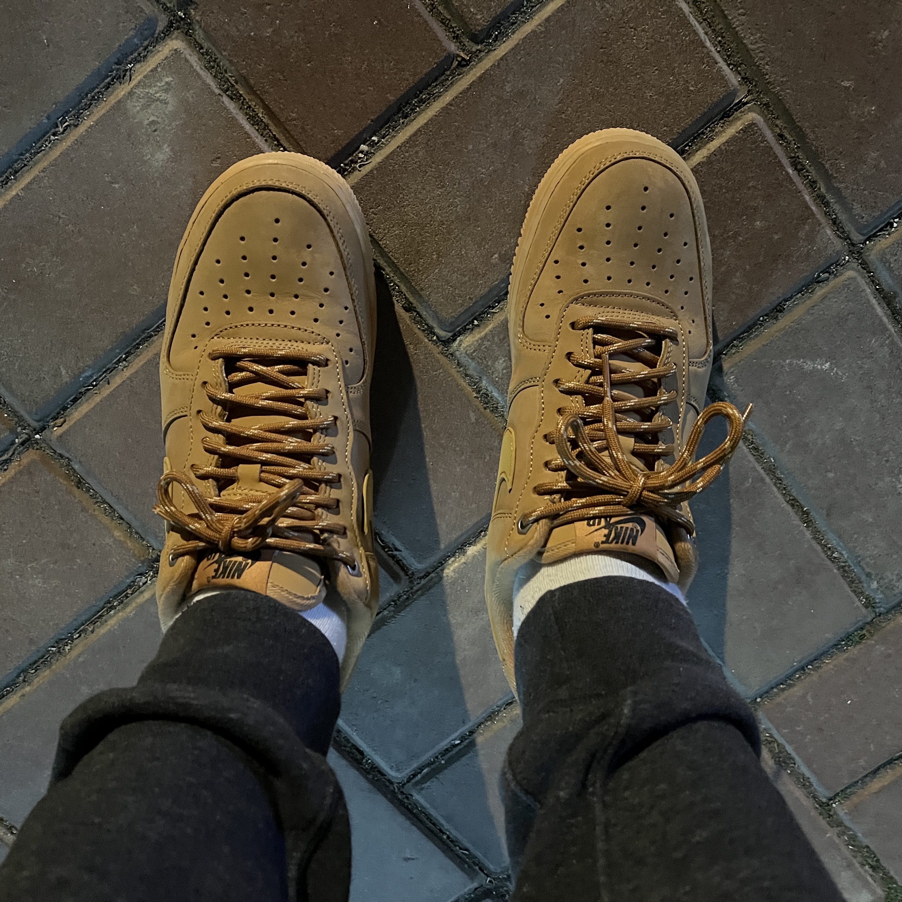Nike Air Force 1 '07 WB Flax 착용 스타일