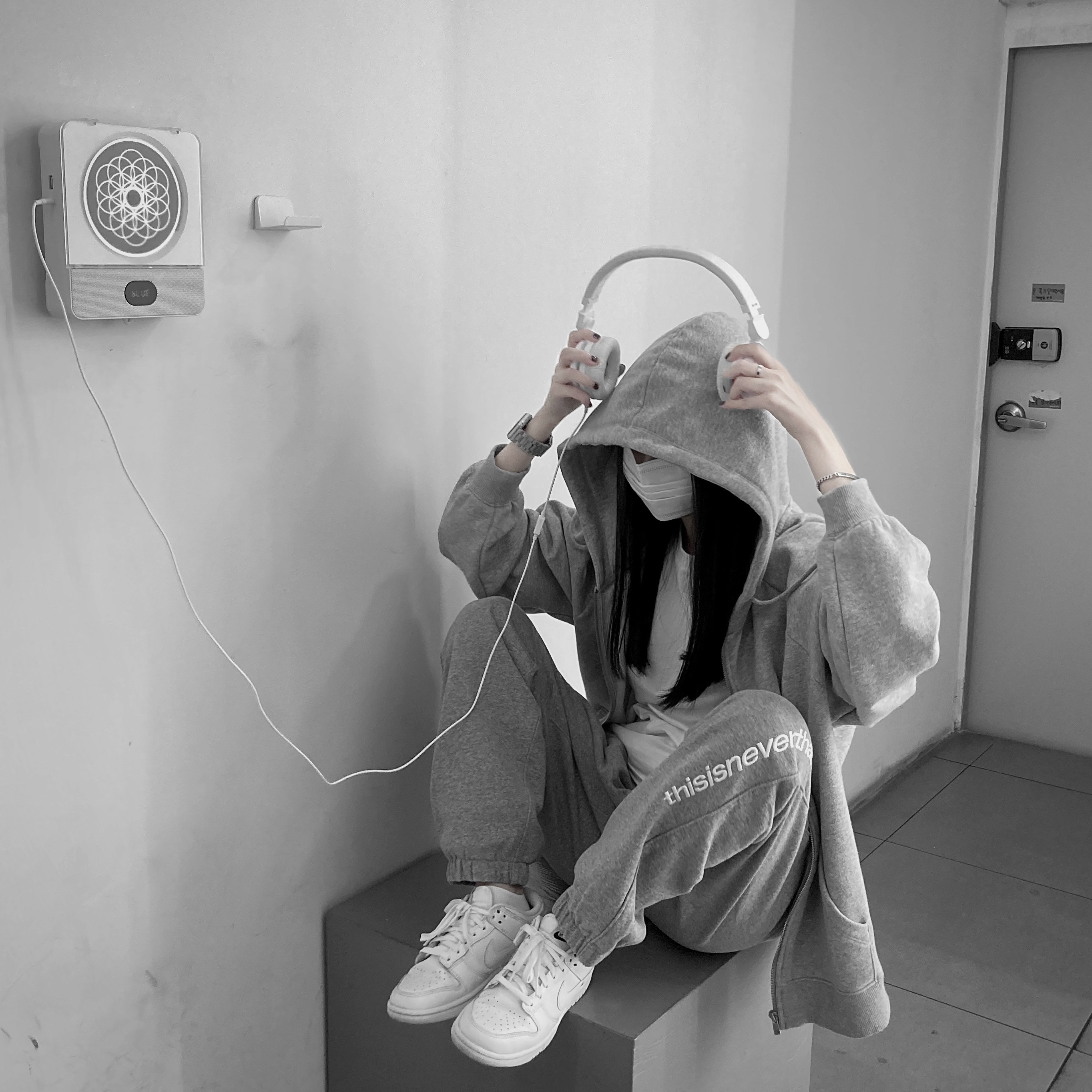 (W) Nike Dunk Low Triple White, Apple Watch Nike SE 40mm GPS Silver Aluminum Case with Nike Sport Band USB C Pure Platinum Black (Korean Ver.) 착용 스타일 - 2