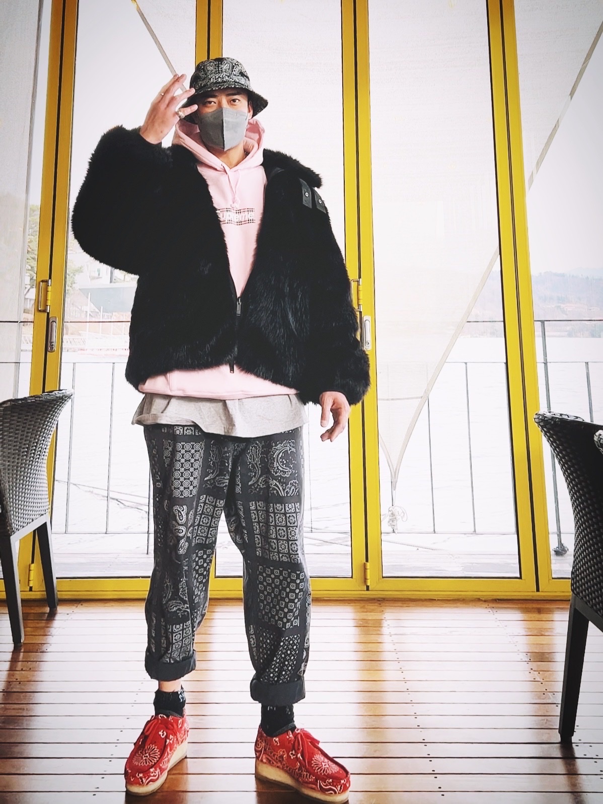 Supreme Bandana Crusher Black - 21SS, Supreme x Burberry Box Logo Hooded Sweatshirt Light Pink - 22SS 착용 스타일 - 4