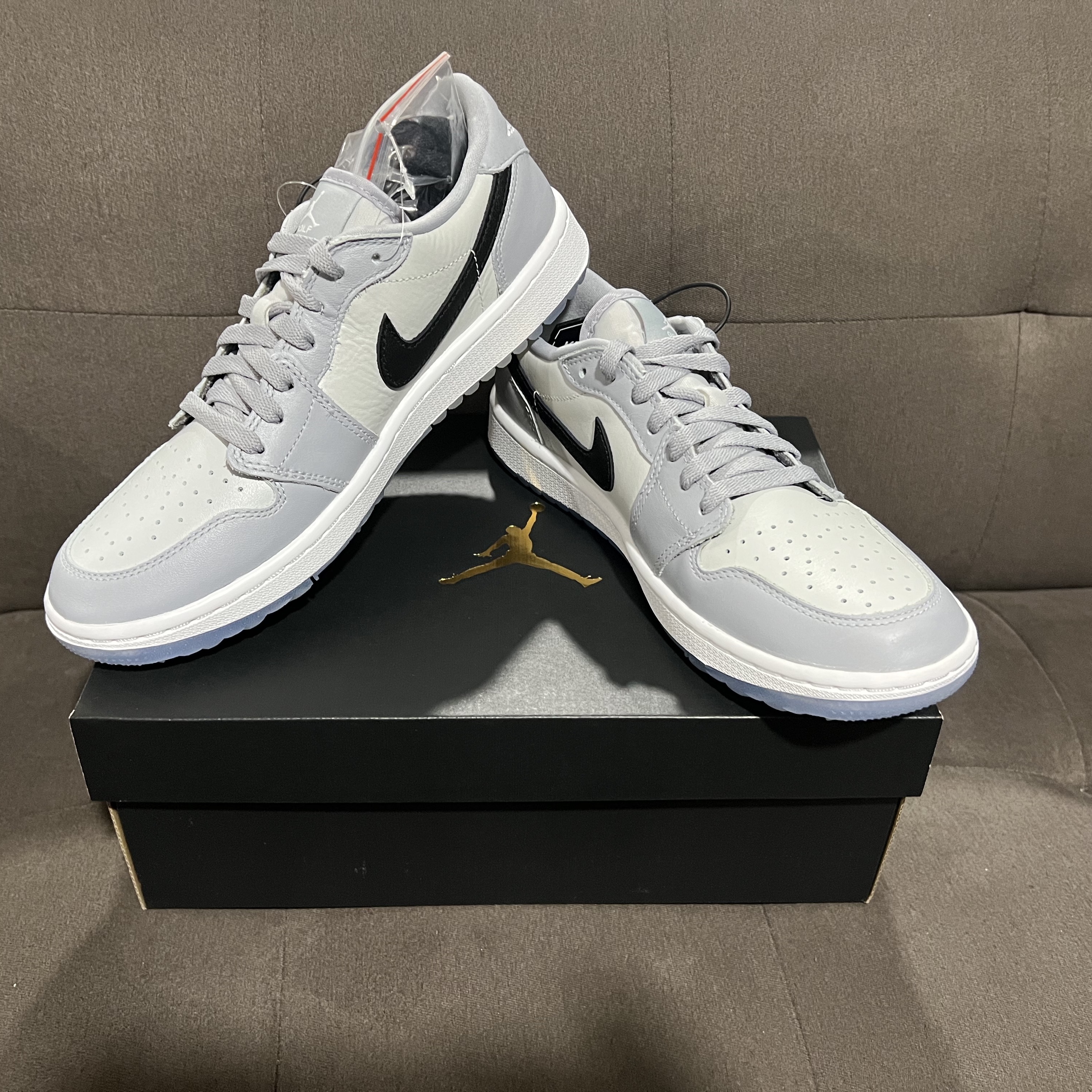 Jordan 1 Low Golf Wolf Grey, Apple AirPods Max Lightning Silver (Korean Ver.) 착용 스타일 - 1