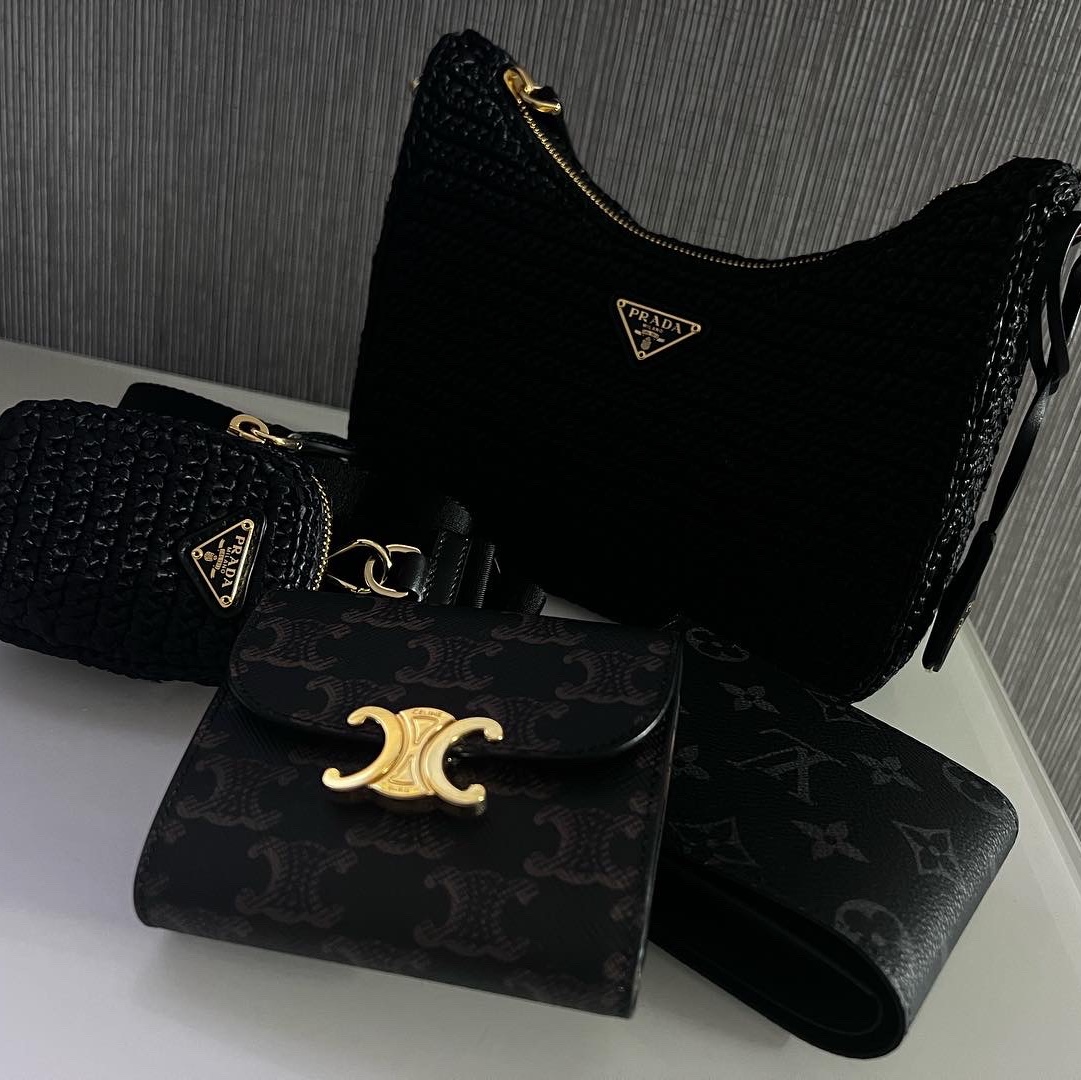 Celine Card Holder with Flap in Triomphe Canvas Tan, Louis Vuitton Marco Wallet Monogram Eclipse 착용 스타일
