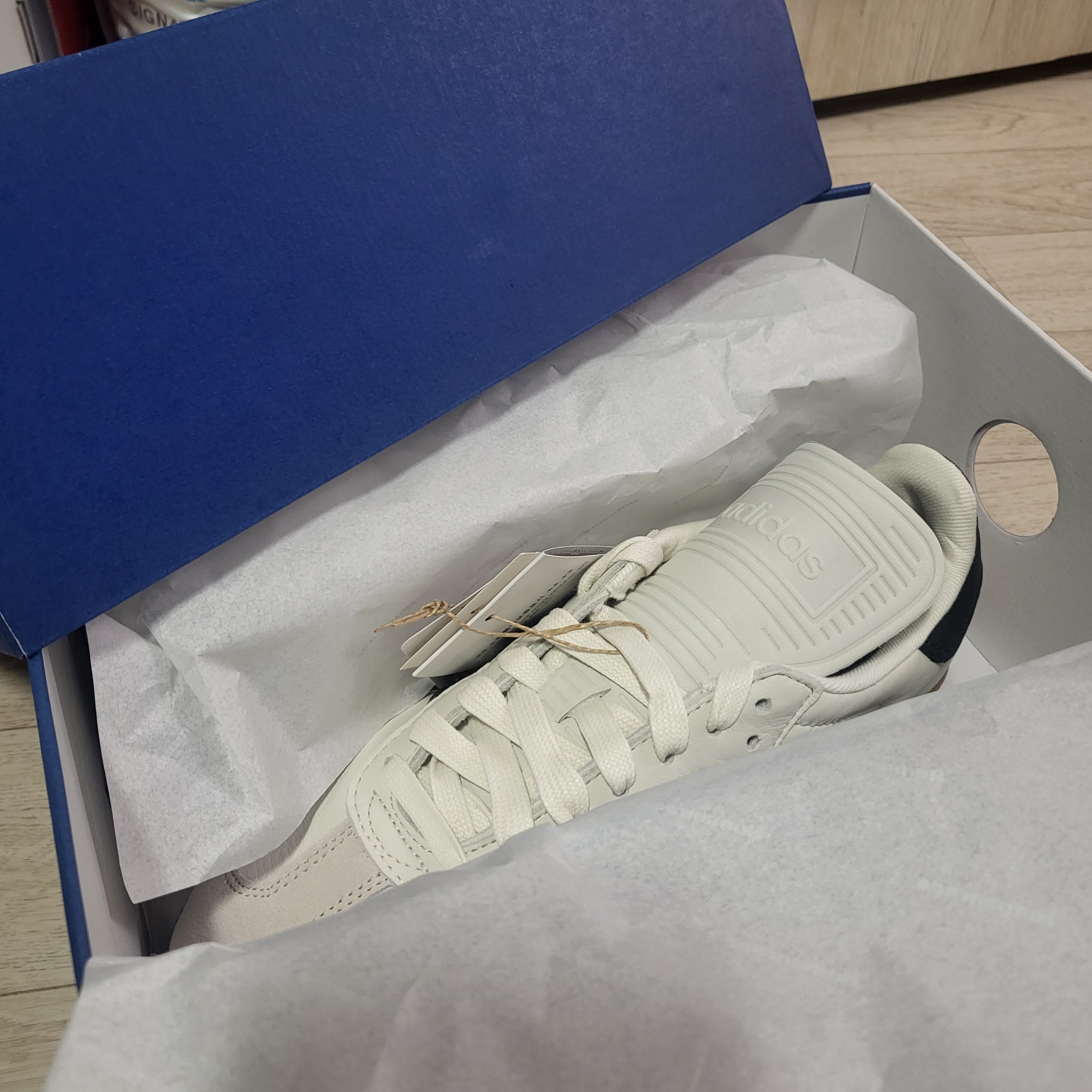 Adidas x Pharrell Williams Humanrace Samba Cloud White Night Grey 착용 스타일 - 2