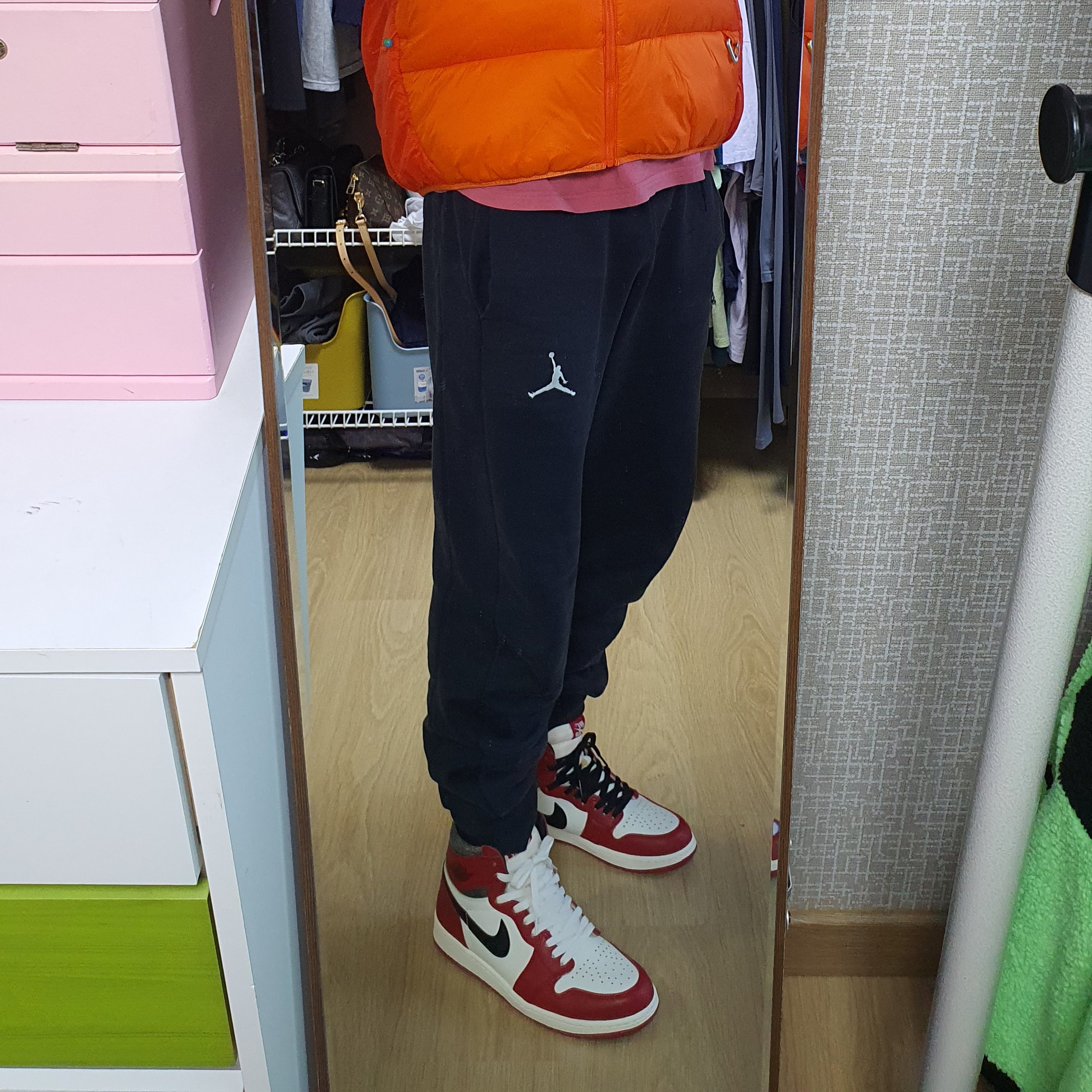 Jordan 1 Retro High OG Chicago 2022, Nike ACG Therma-Fit ADV Lunar Lake Puffer Jacket Safety Orange - Asia 착용 스타일 - 1